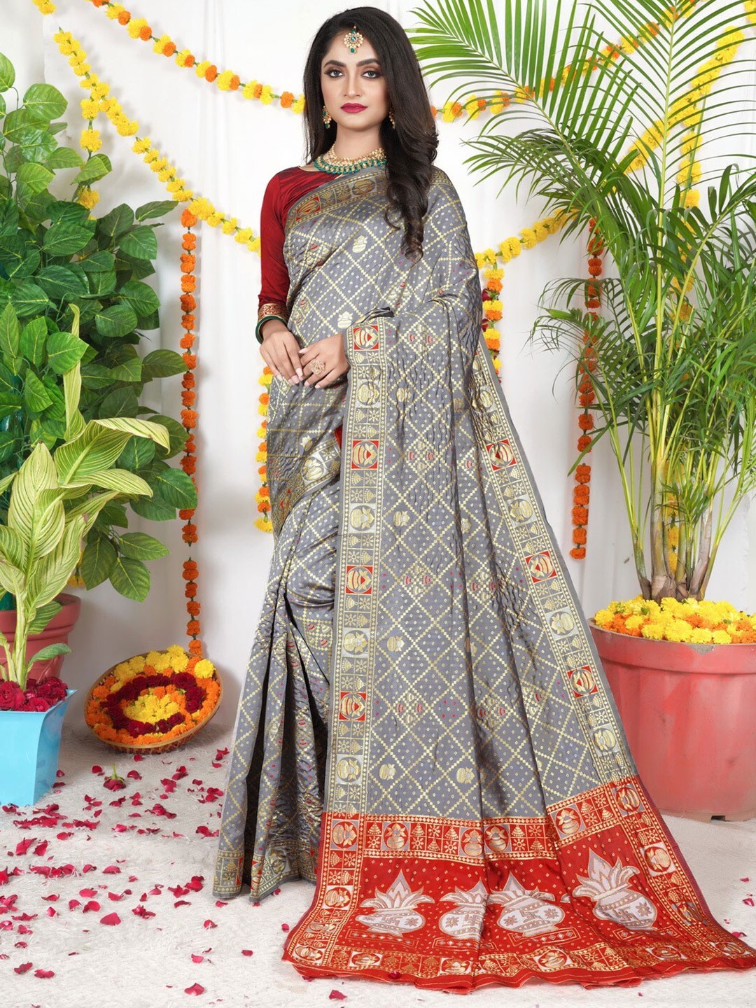 

ZEEPKART Woven Design Zari Saree, Grey