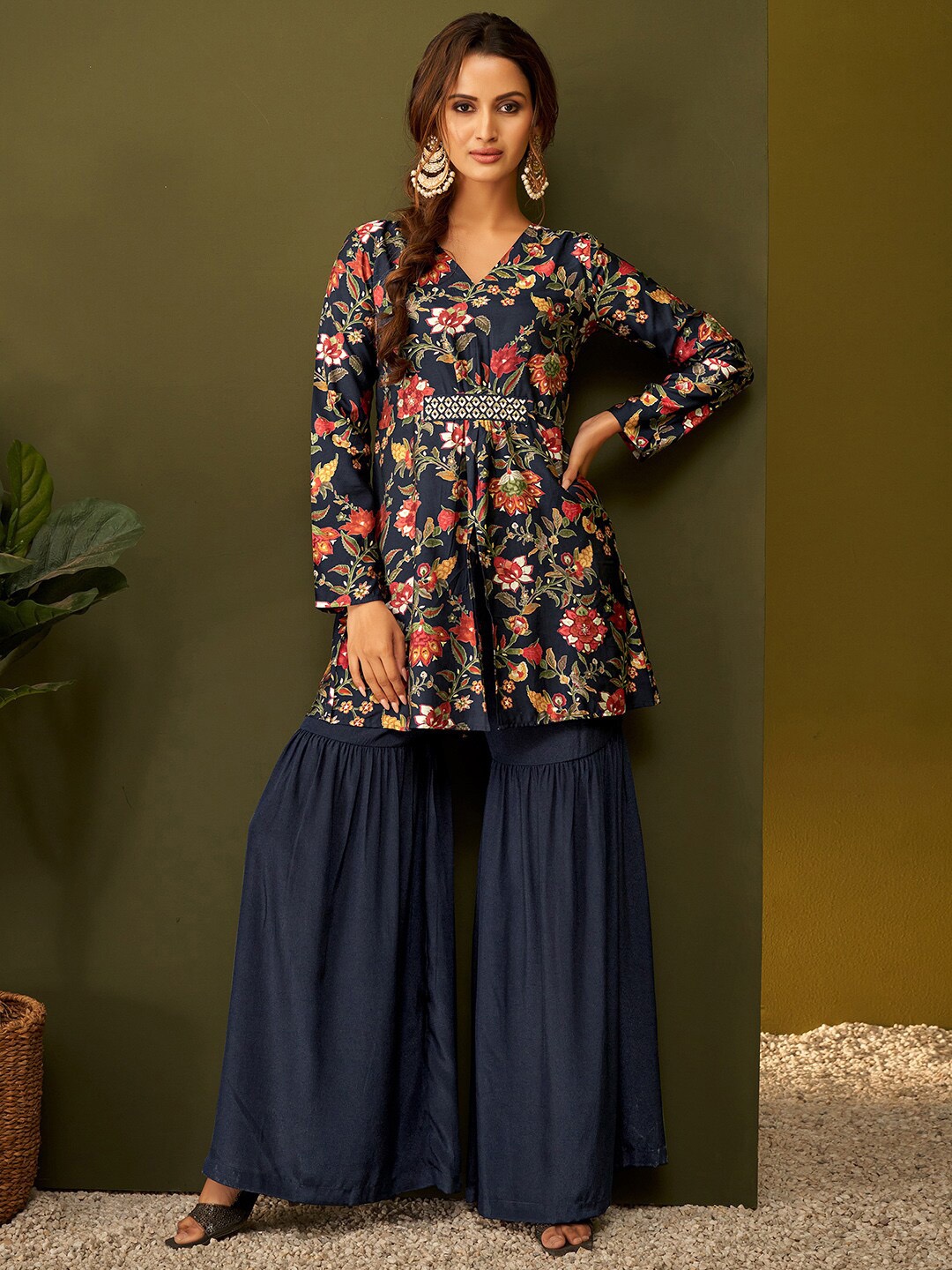 

DRESOUL Floral Printed Regular Kurti with Sharara, Navy blue