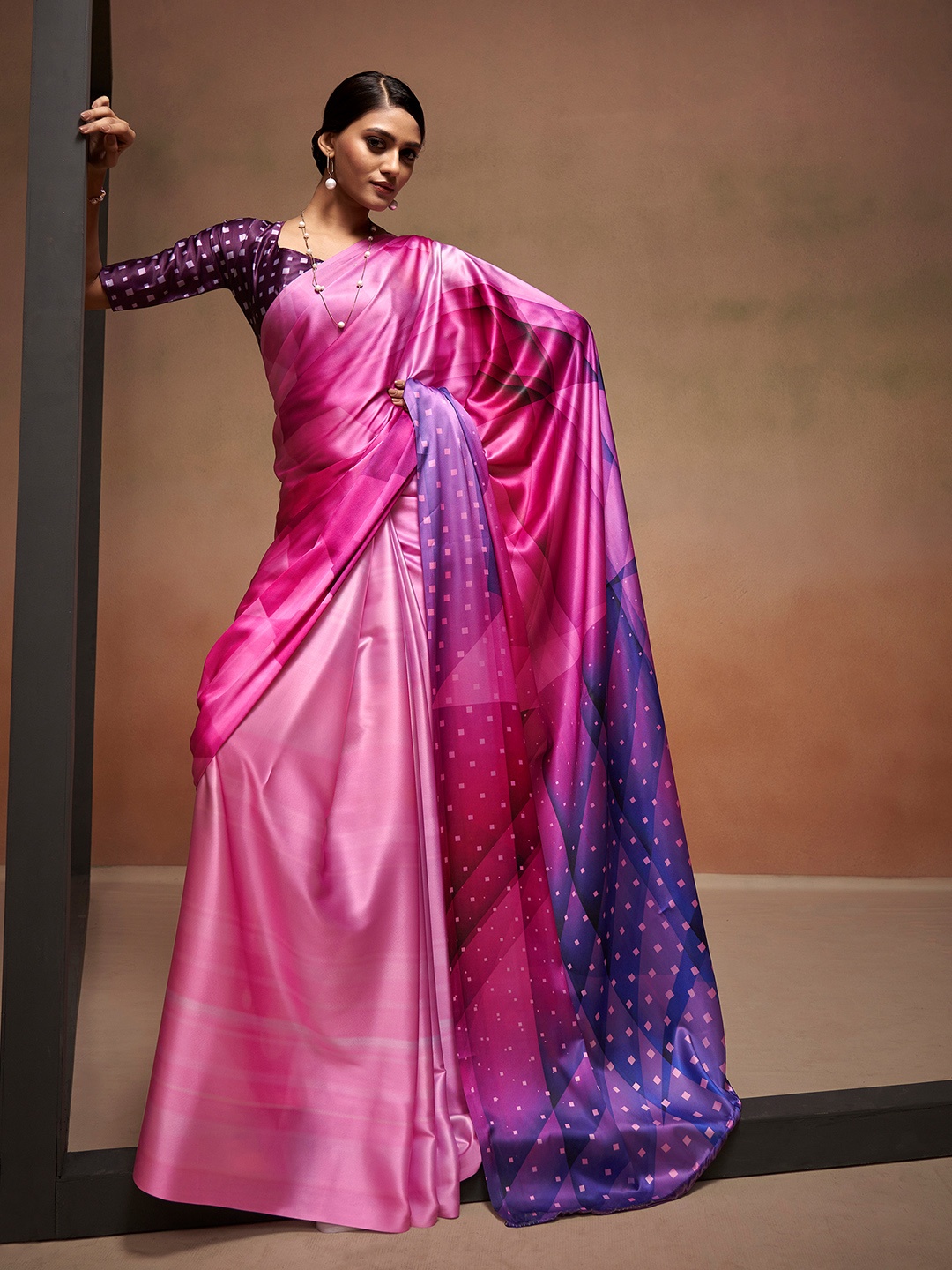 

elora Abstract Printed Satin Saree, Pink