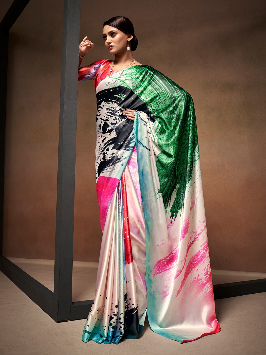 

elora Abstract Printed Satin Saree, Green