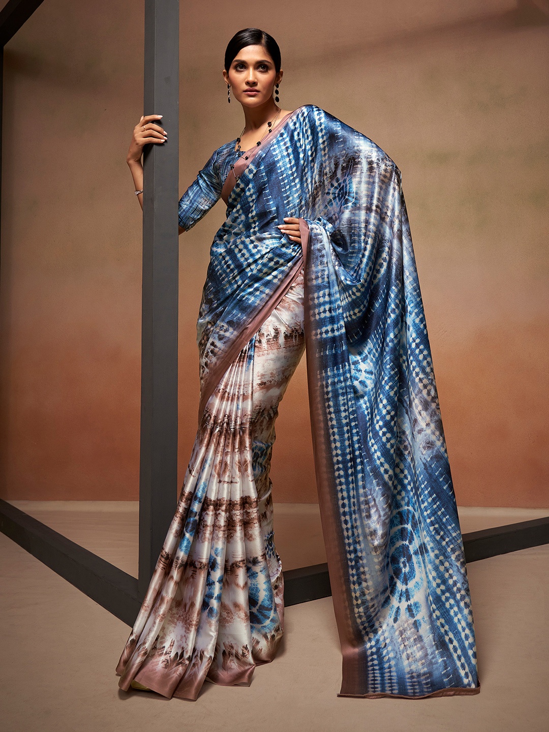 

elora Abstract Printed Satin Saree, Blue