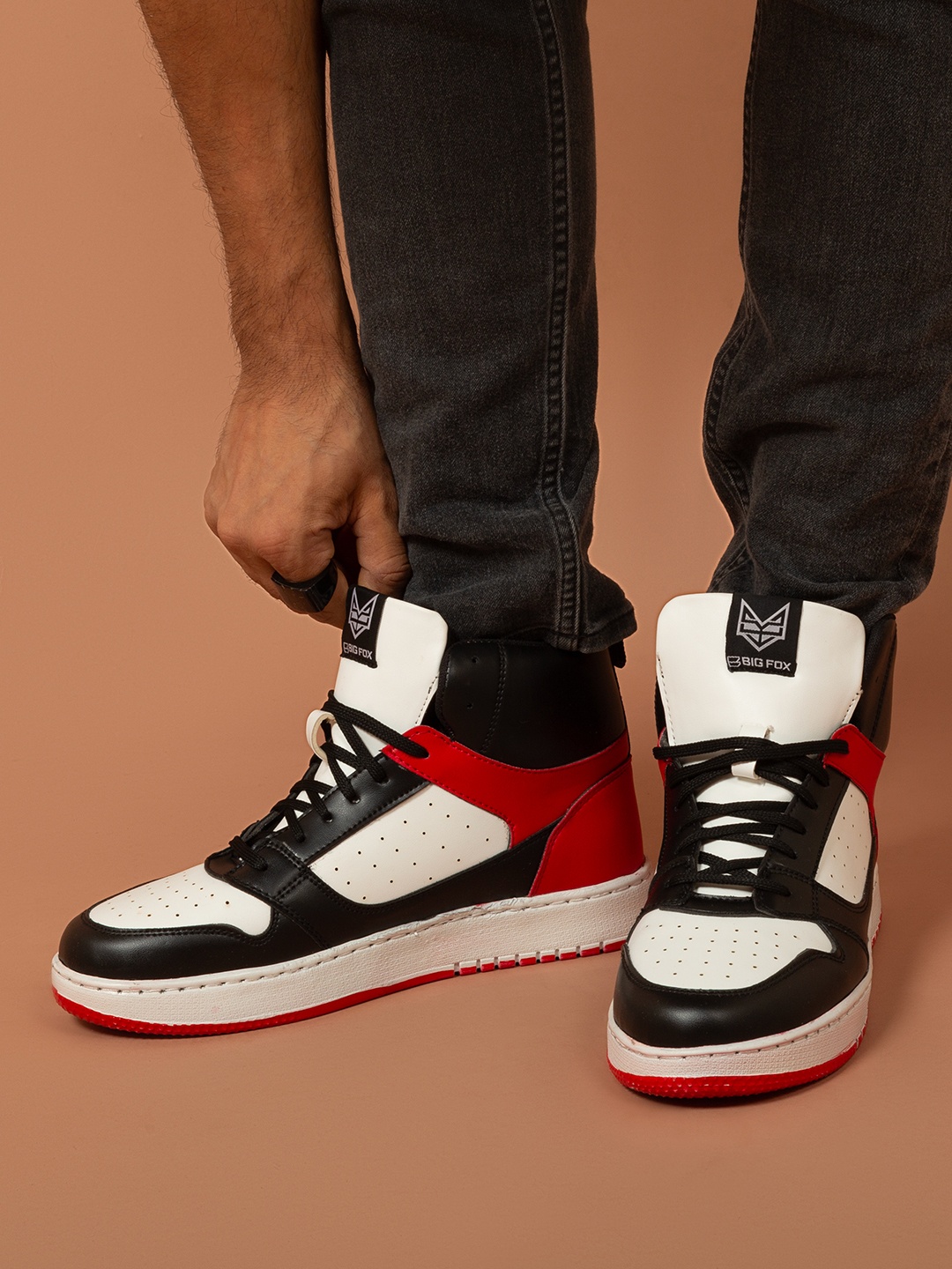 

Big Fox Men Colourblocked Round Toe Sneakers, Black