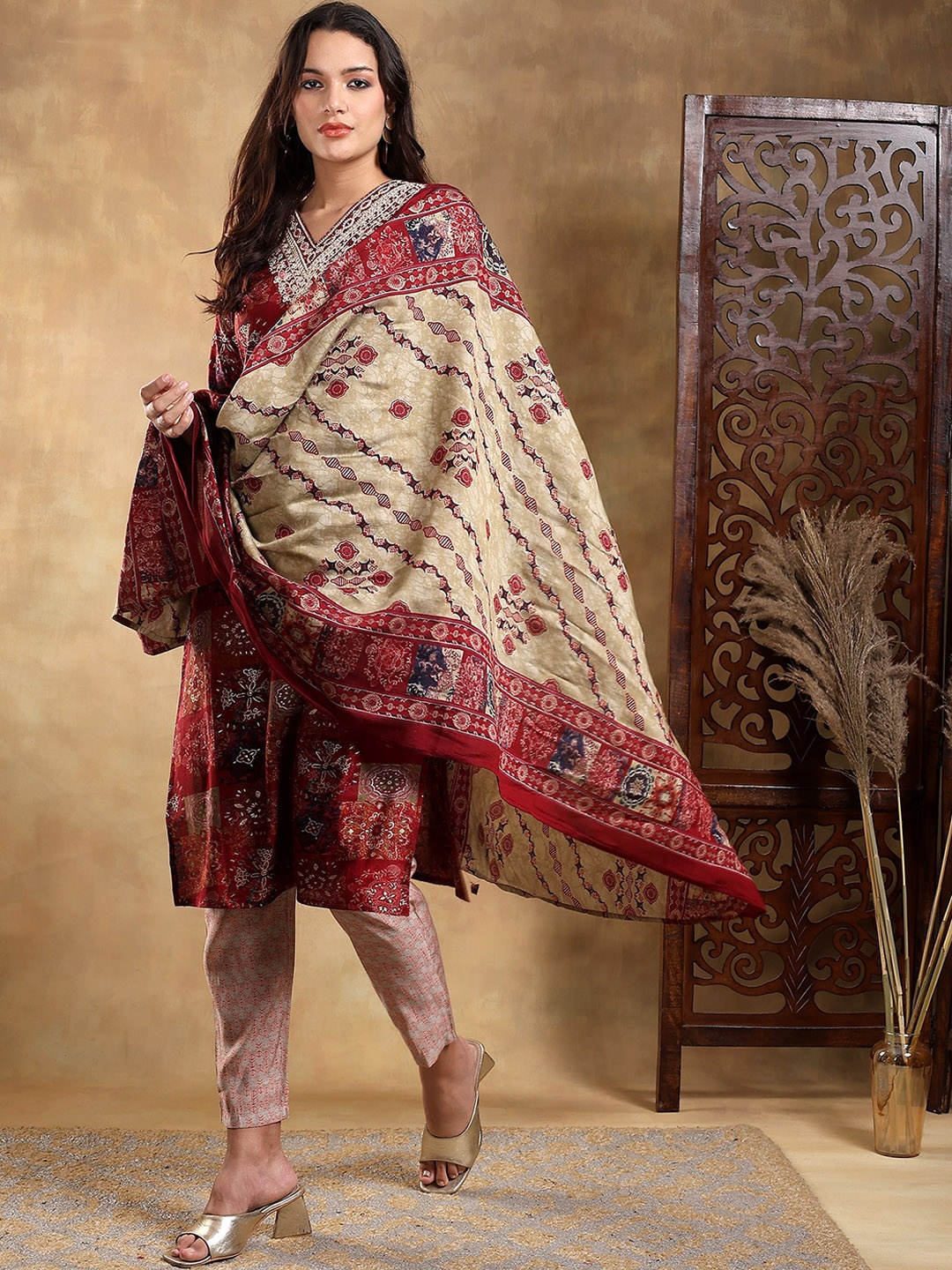 

Bani Women Ethnic Motifs Regular Kurta with Trousers & With Dupatta, Maroon