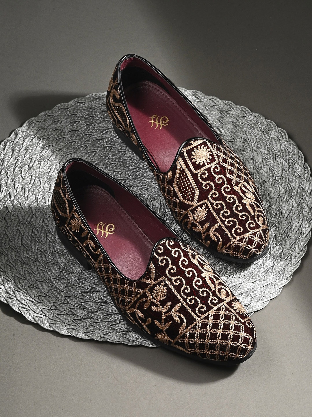 

House of Pataudi Men Ethnic Embroidered Lightweight Mojaris, Maroon