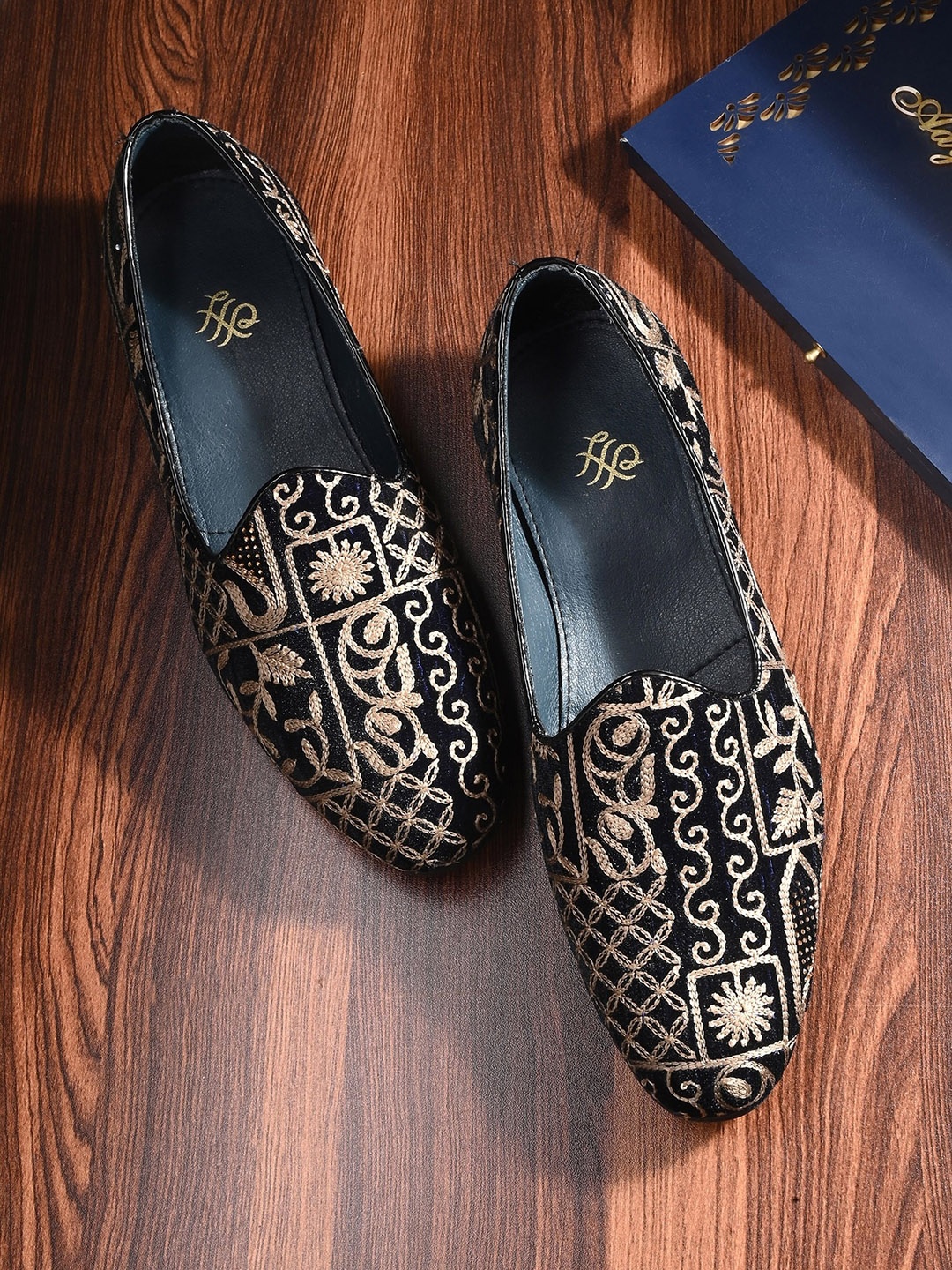 

House of Pataudi Men Ethnic Embroidered Lightweight Mojaris, Black