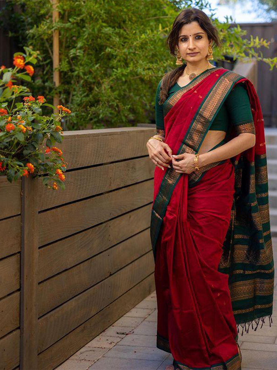 

AVANTIKA FASHION Zari Pure Silk Banarasi Saree, Red