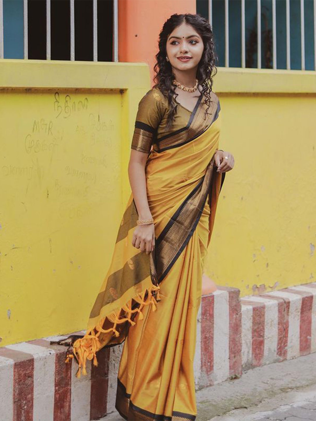 

AVANTIKA FASHION Zari Pure Silk Banarasi Saree, Yellow
