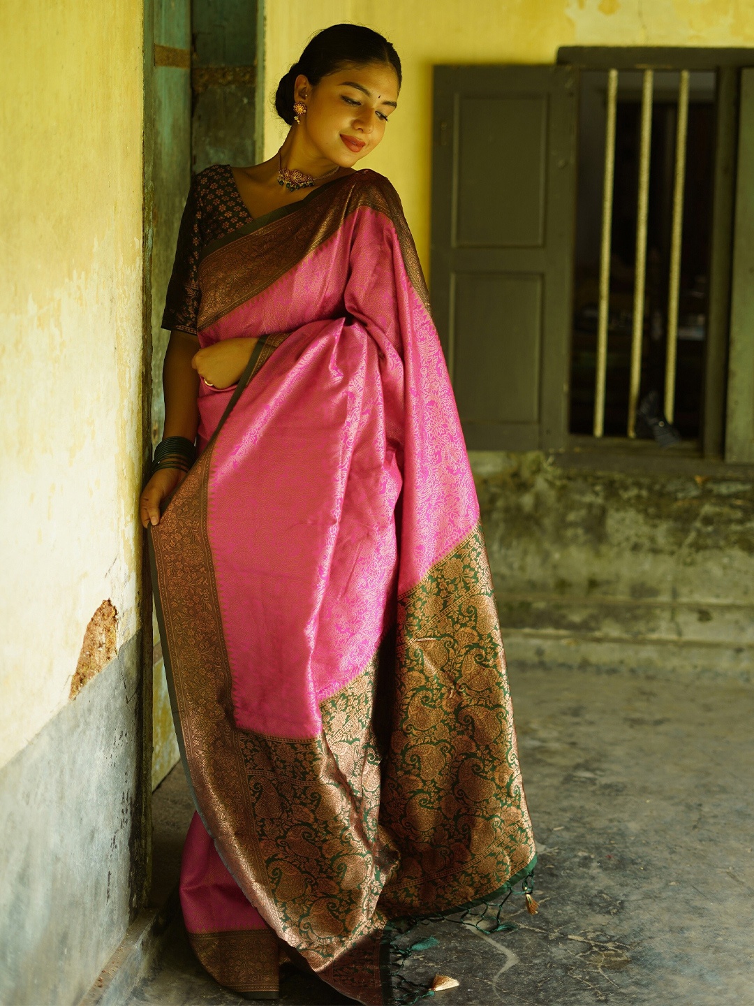 

AVANTIKA FASHION Floral Printed Zari Pure Silk Banarasi Saree, Pink