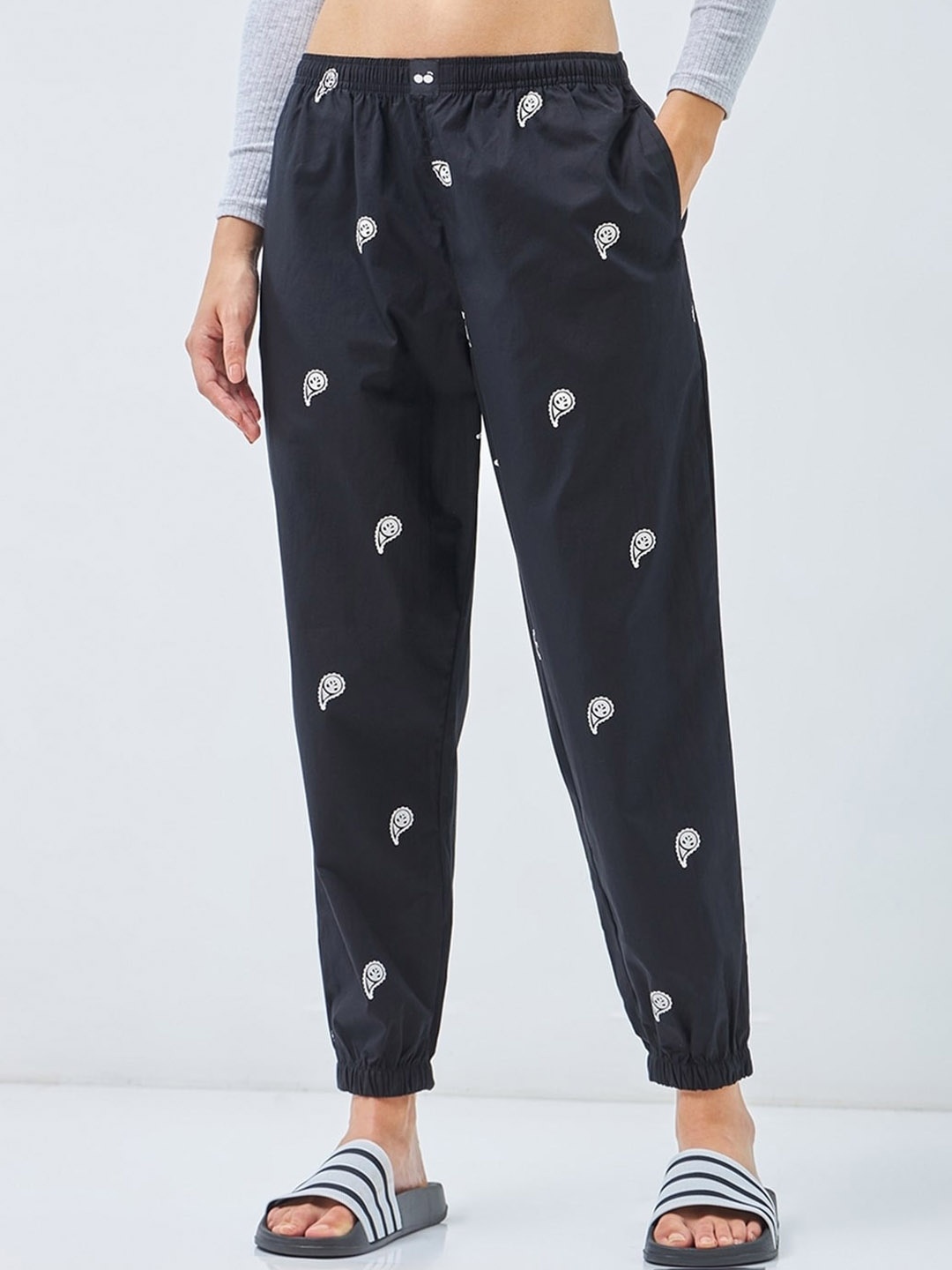

Bewakoof Women Printed Lounge Pants, Black