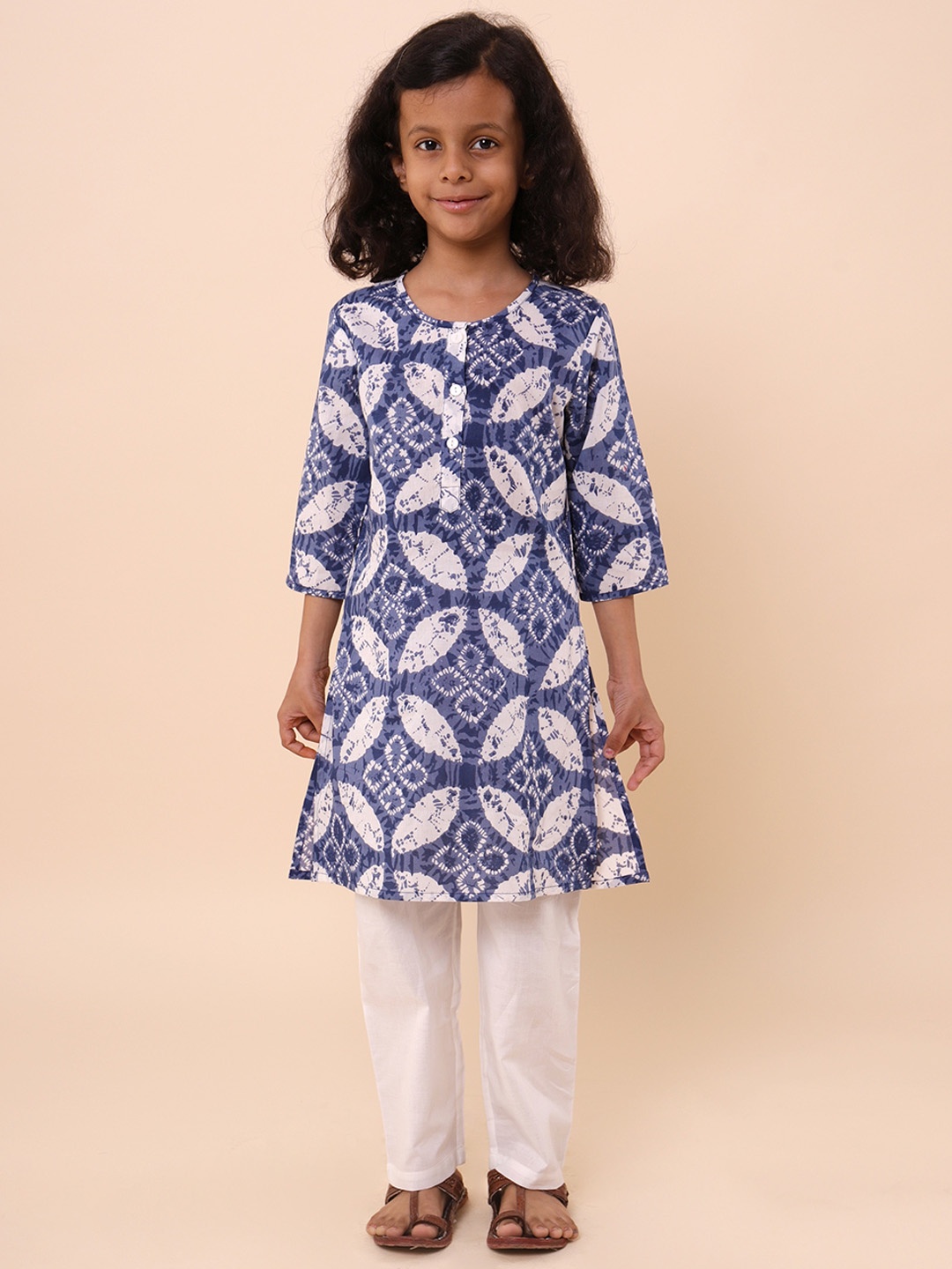 

Sangria Girls Navy Blue & White Printed Pure Cotton Straight Kurta With Trousers