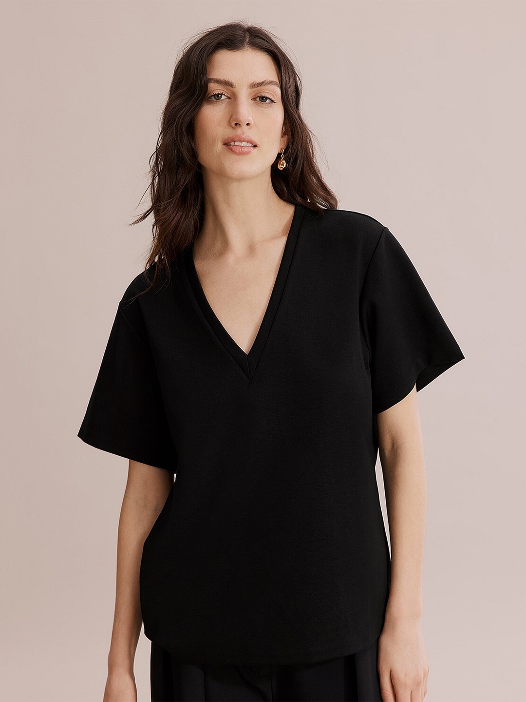 

COLOR CAPITAL Relaxed Fit V-Neck Short Sleeves Top, Black