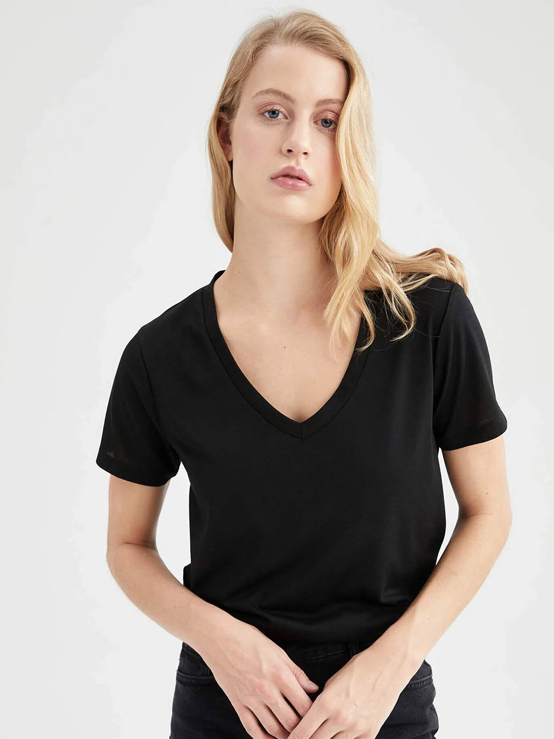

COLOR CAPITAL Pack of 3 V-Neck Short Sleeves Top, Multi