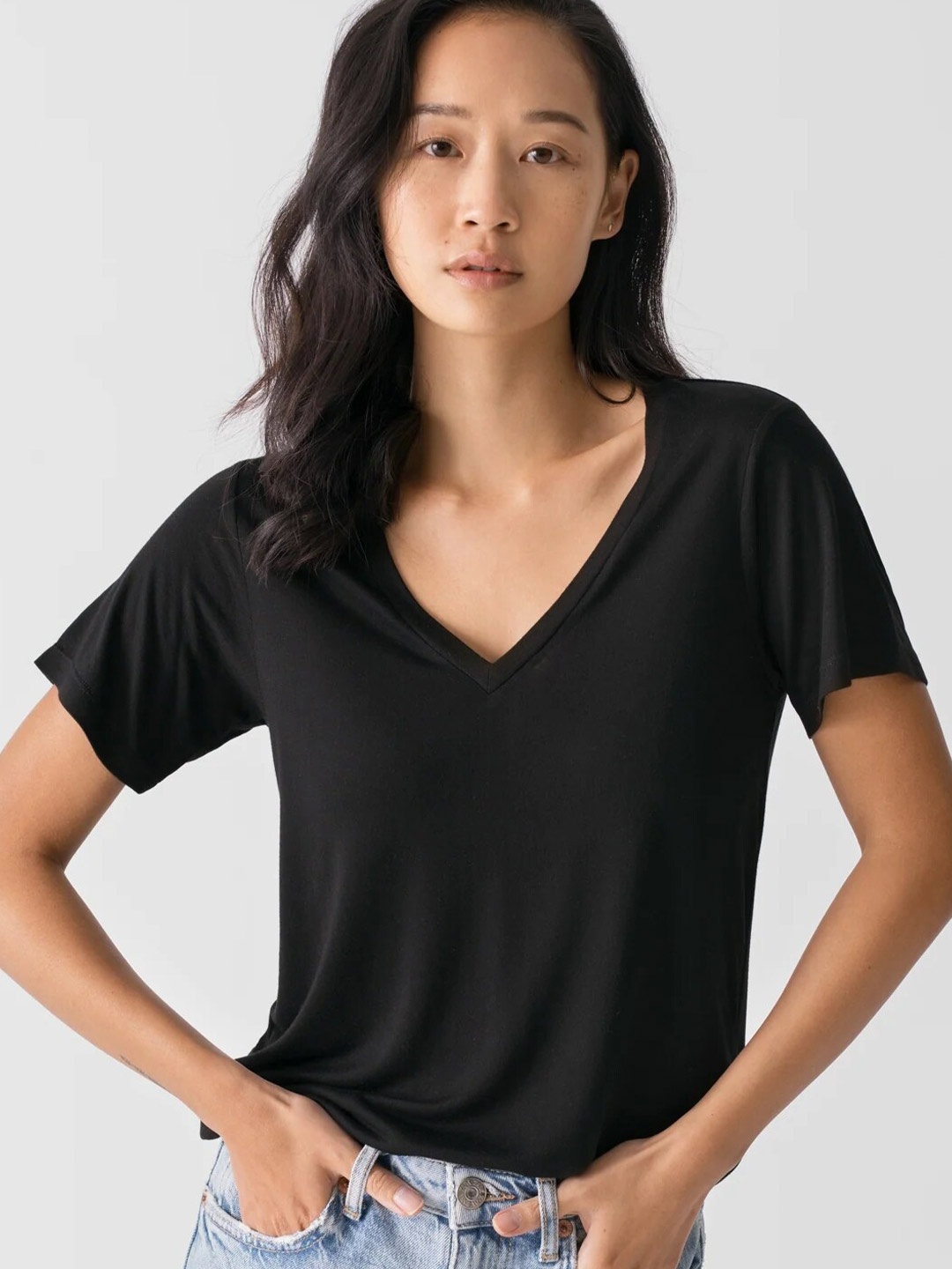 

COLOR CAPITAL Relaxed fit V-Neck Top, Black