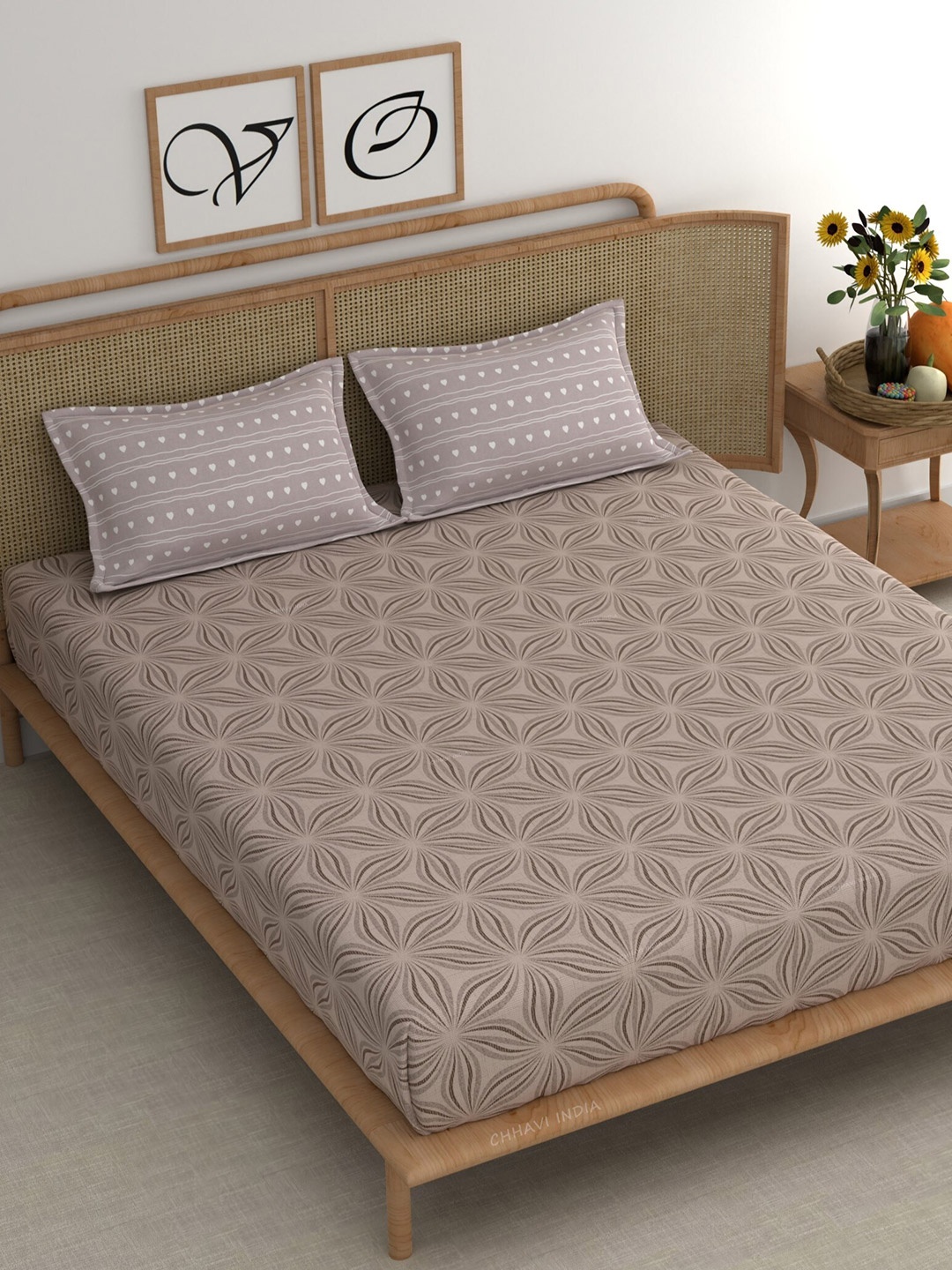 

CHHAVI INDIA Grey & Brown Floral Cotton 210 TC King Bedsheet with 2 Pillow Covers