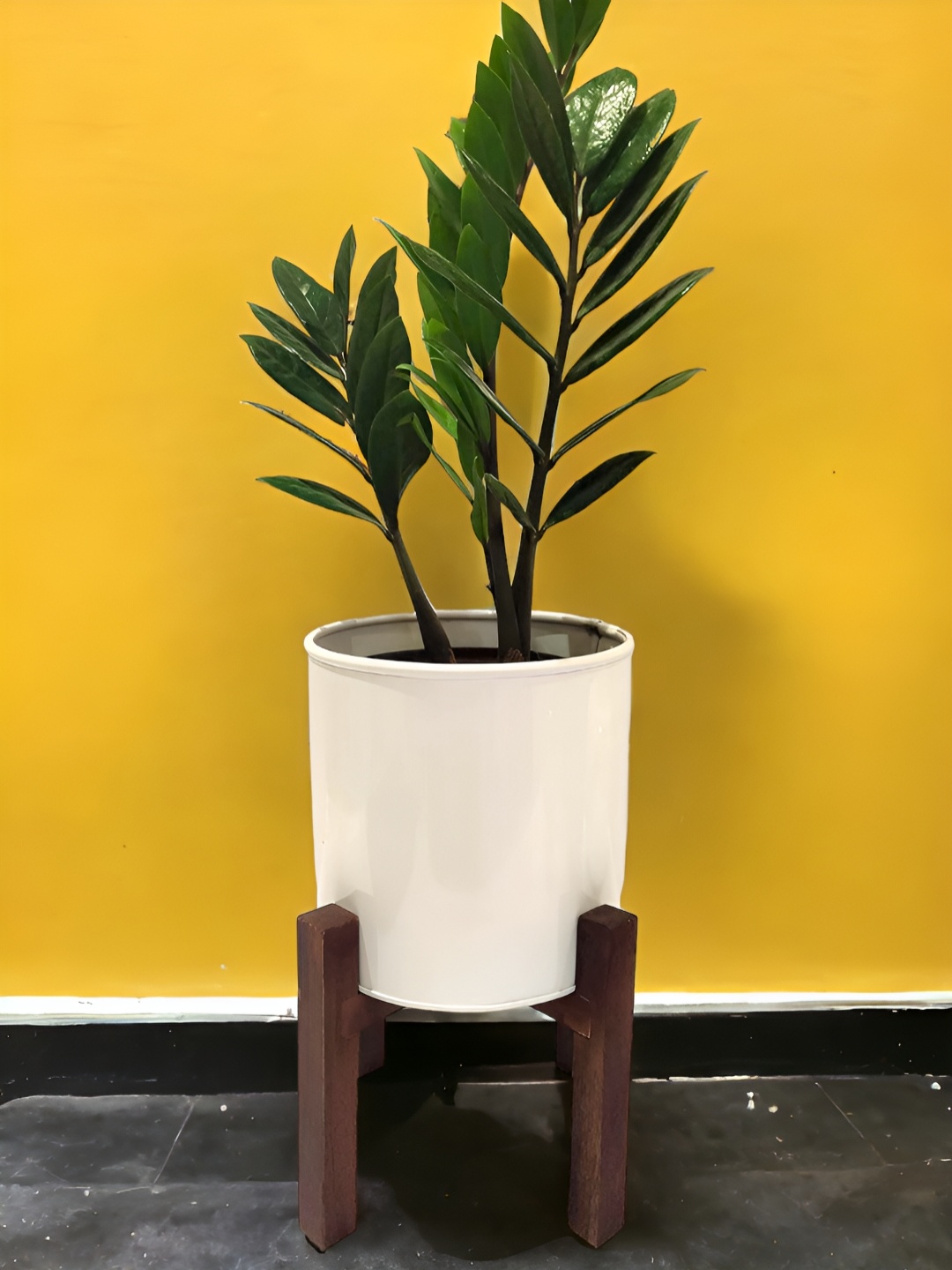 

The Artage White Metal Flower Planter