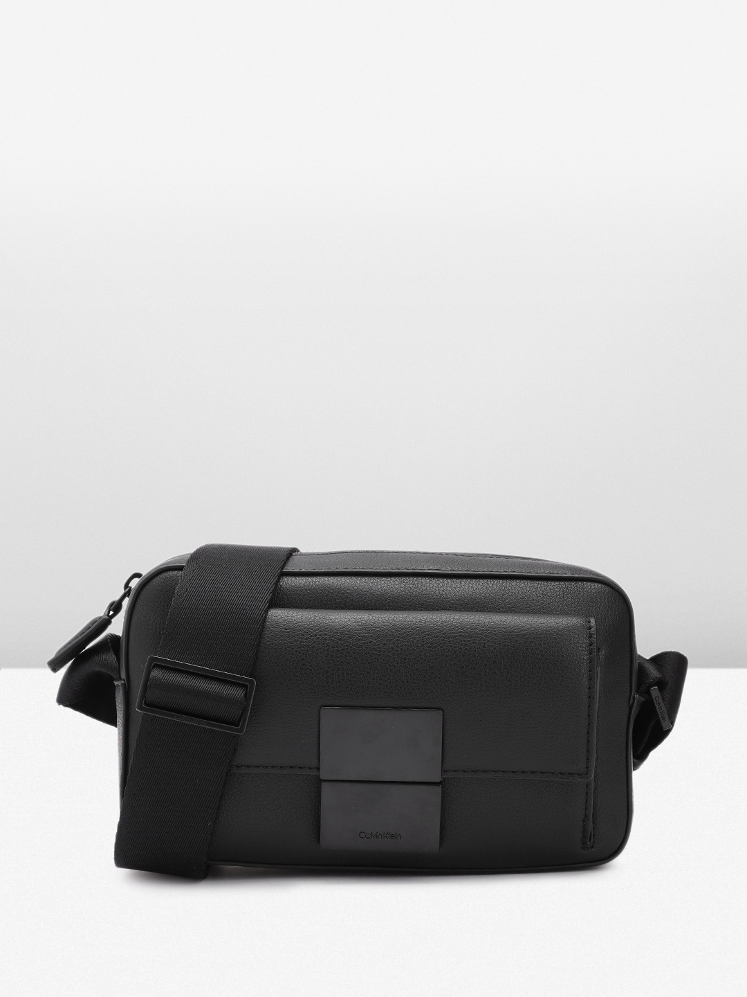 

Calvin Klein Men Solid Messenger Bag, Black