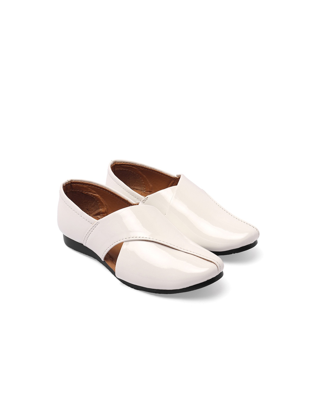 

BAESD Boys Round Toe Loafers, White