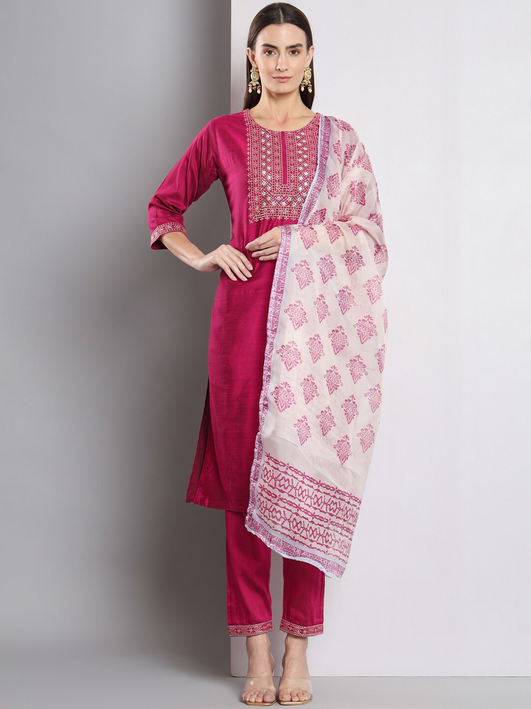 

AMRUTVARSHA CREATION Ethnic Motifs Yoke Design Regular Thread Work Kurta Set, Magenta