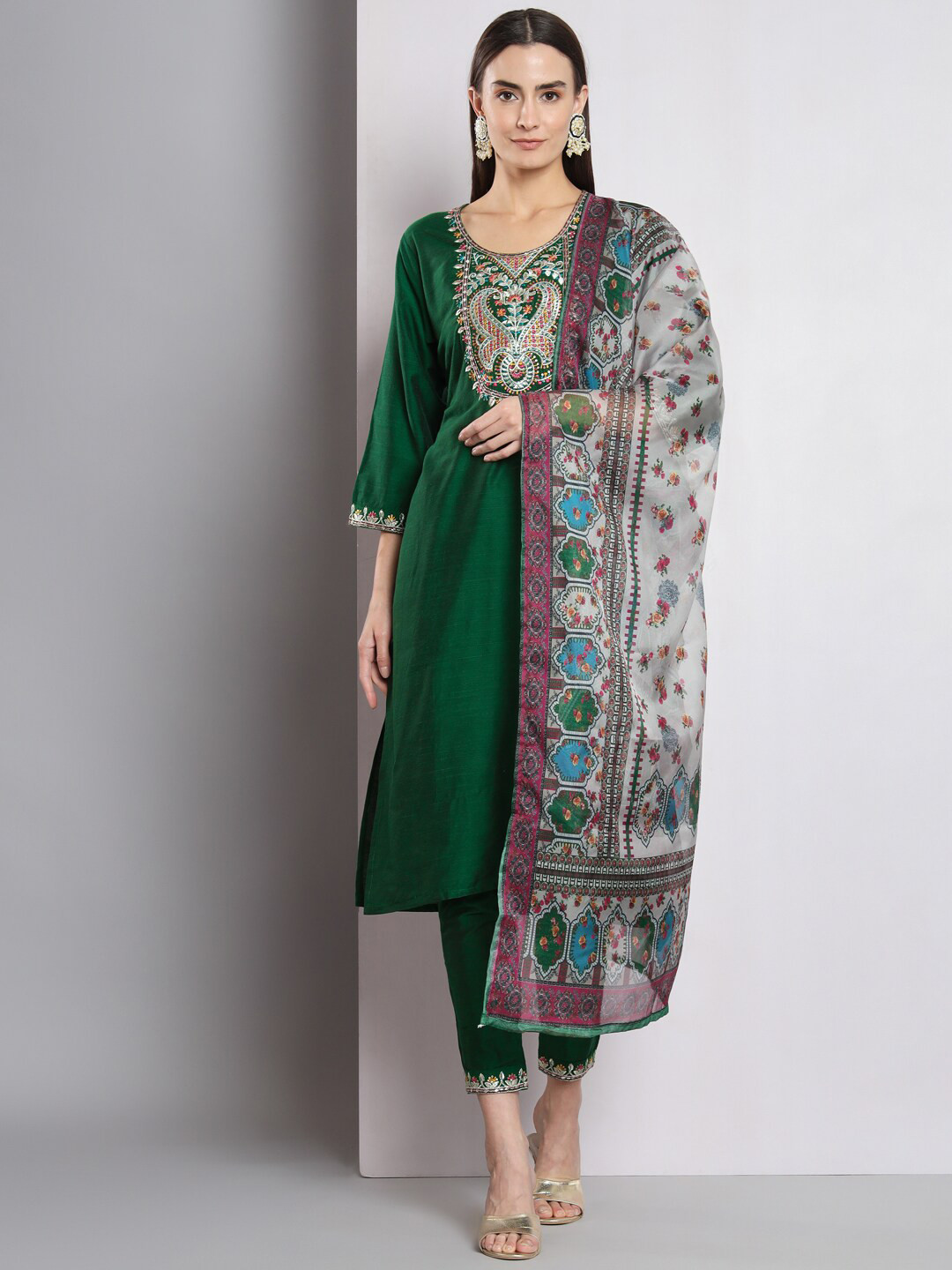 

AMRUTVARSHA CREATION Ethnic Motifs Yoke Design Regular Thread Work Kurta Set, Green