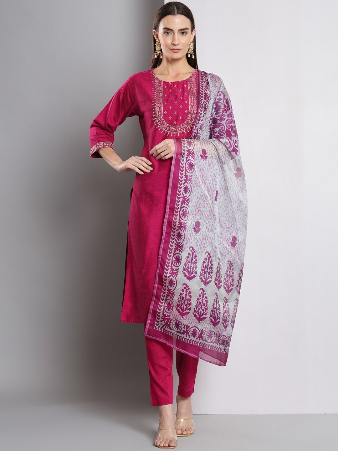 

AMRUTVARSHA CREATION Ethnic Motifs Yoke Design Regular Thread Work Kurta Set, Magenta