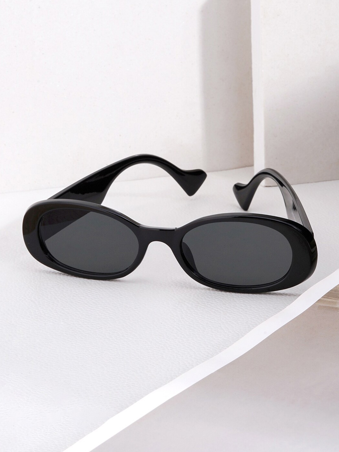 

JOKER & WITCH Women Oval Sunglasses with UV Protected Lens JWSG120, Black