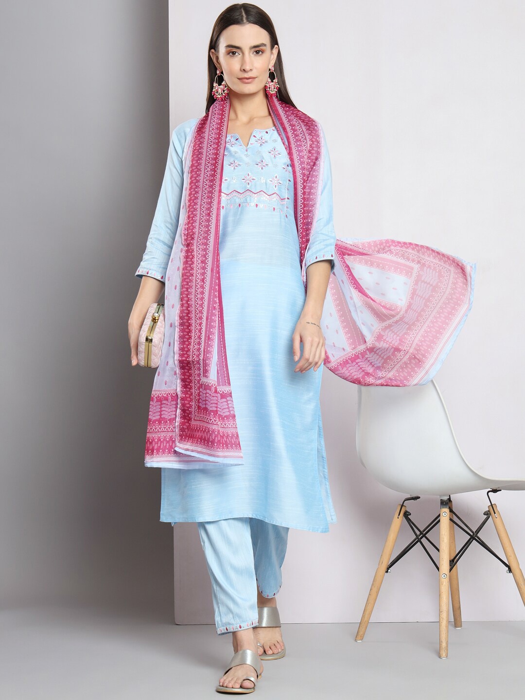 

AMRUTVARSHA CREATION Ethnic Motifs Yoke Design Regular Thread Work Kurta Set, Turquoise blue