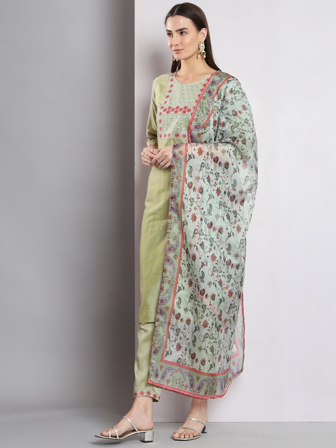 

AMRUTVARSHA CREATION Ethnic Motifs Yoke Design Regular Thread Work Kurta Set, Green