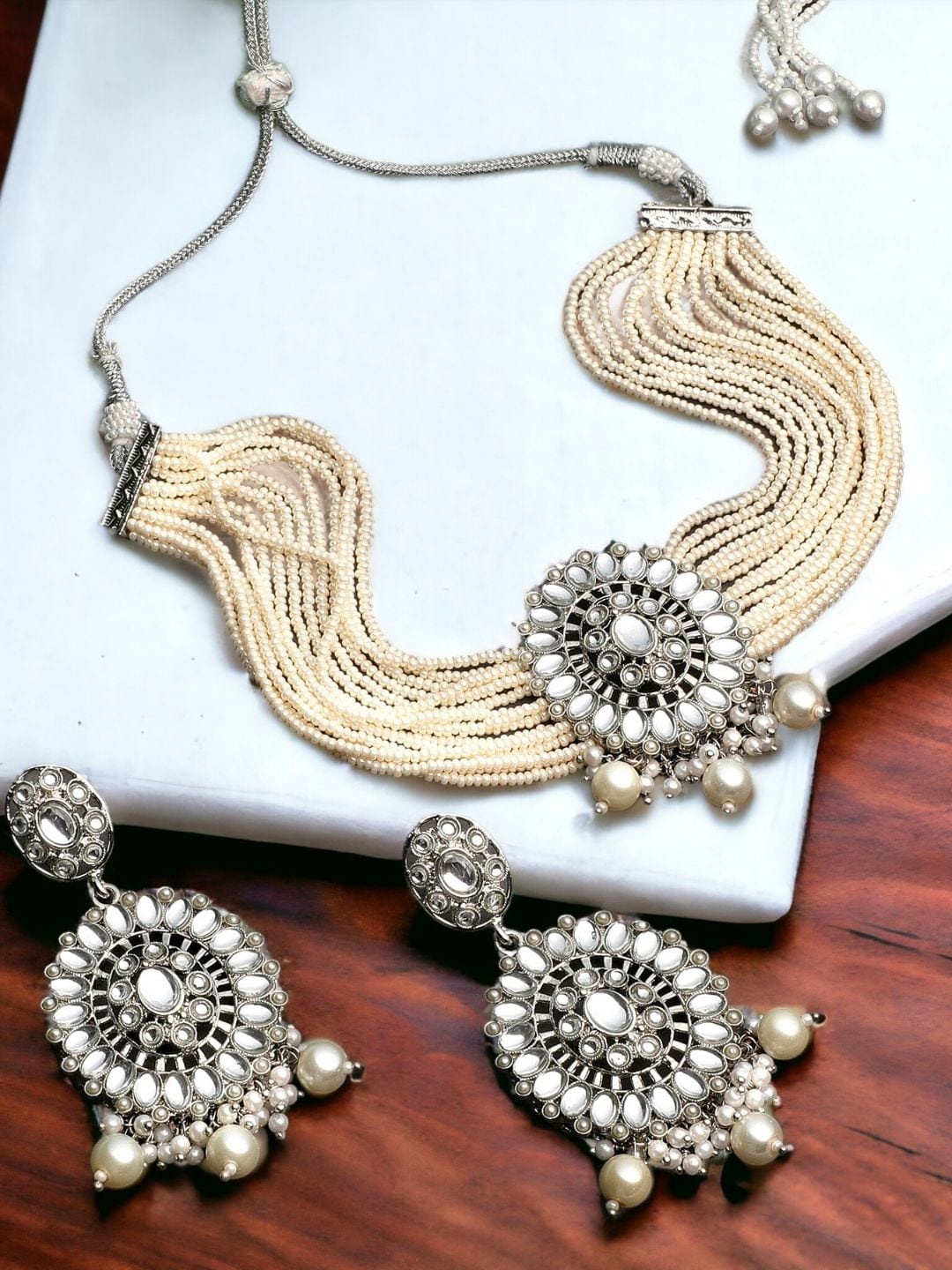 

AccessHer Silver-Plated Kundan Studded & Pearls Beaded Jewellery Set