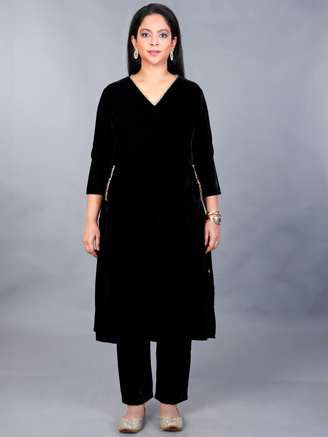 

FABNEST Women Gotta Patti V-Neck Velvet Kurta, Black