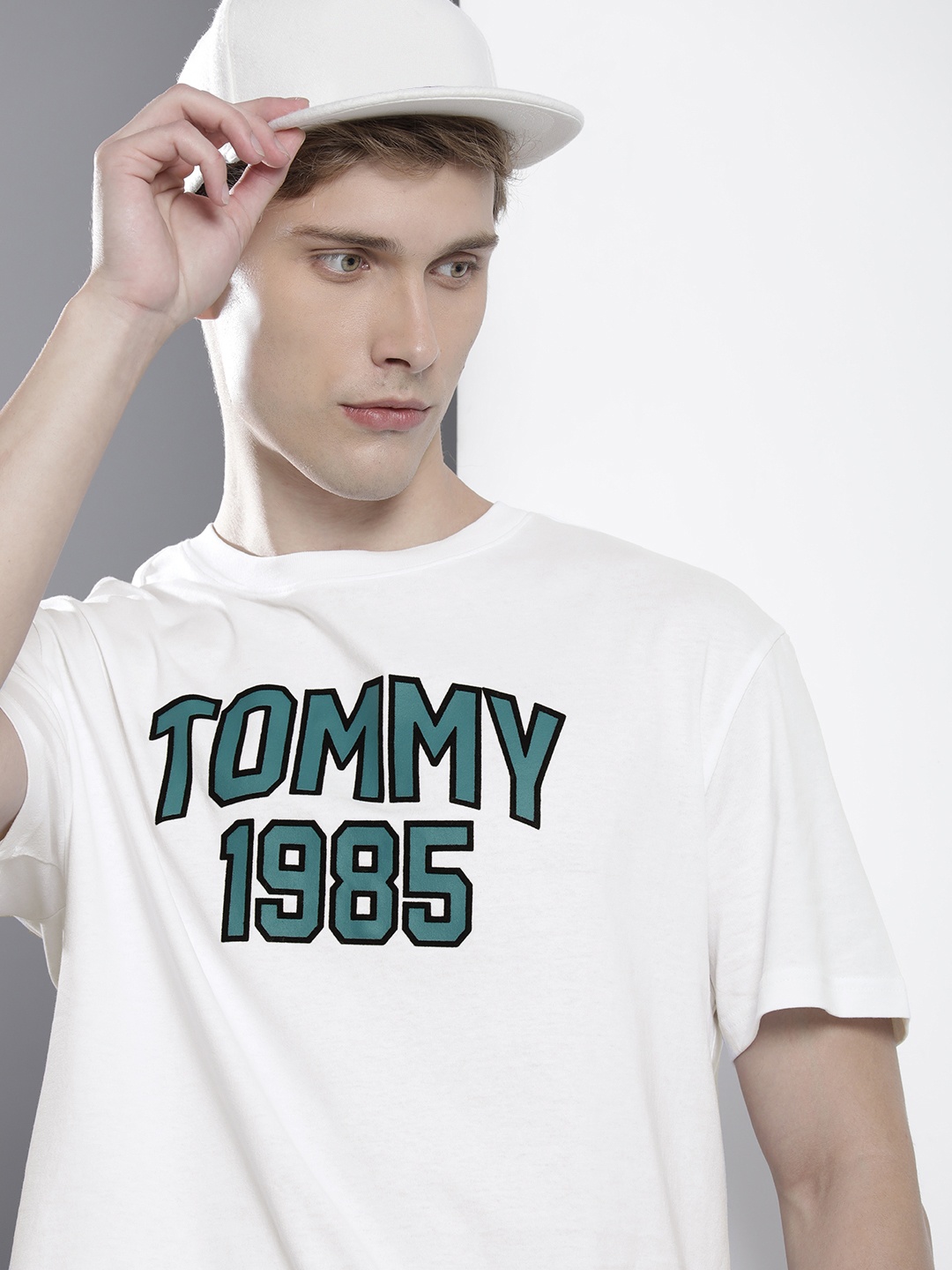 

Tommy Hilfiger Men Brand Logo Printed Pure Cotton T-shirt, White