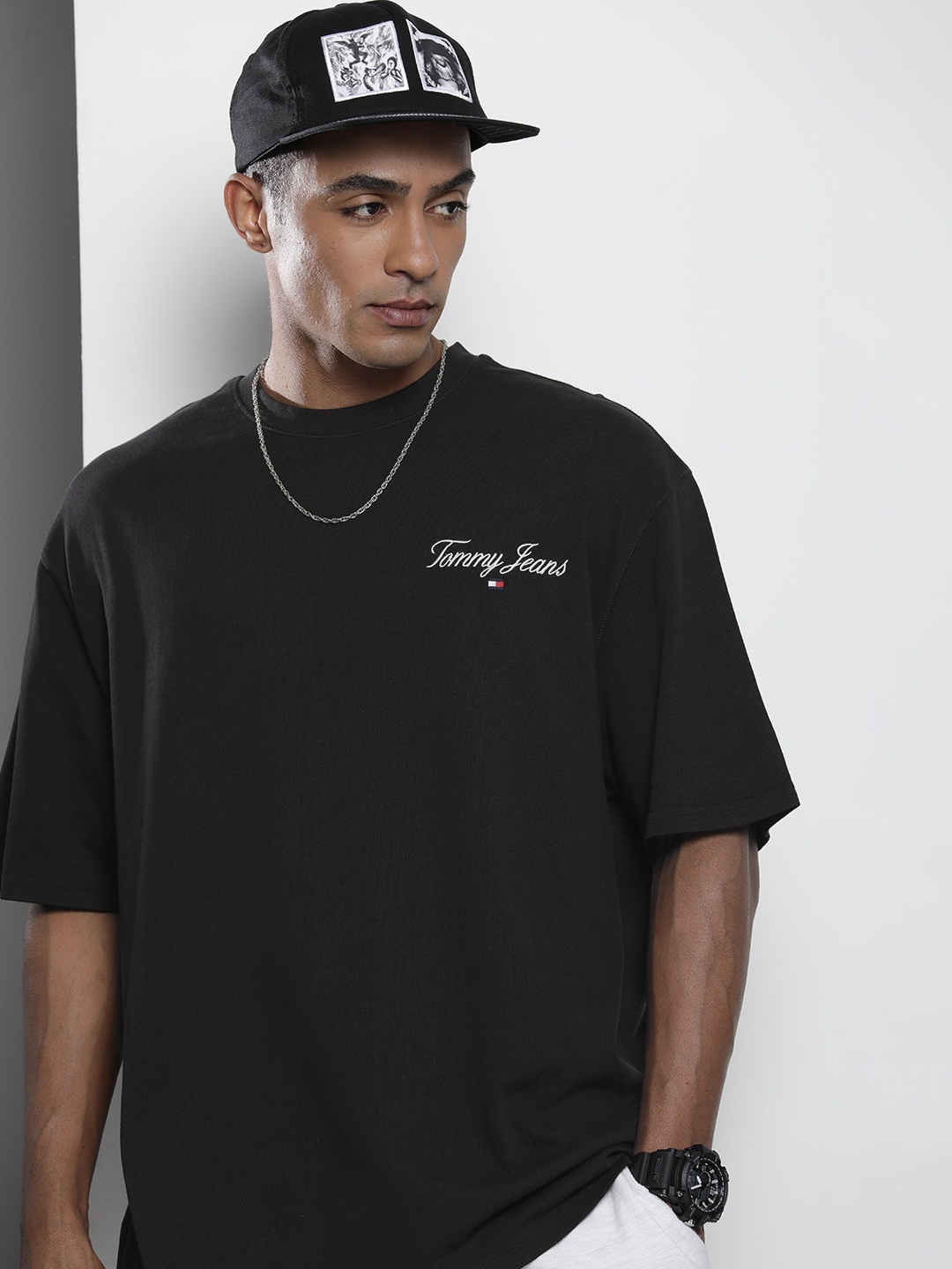 

Tommy Hilfiger Men Brand Logo Embroidered Drop-Shoulder Sleeves Cotton Oversized T-shirt, Black