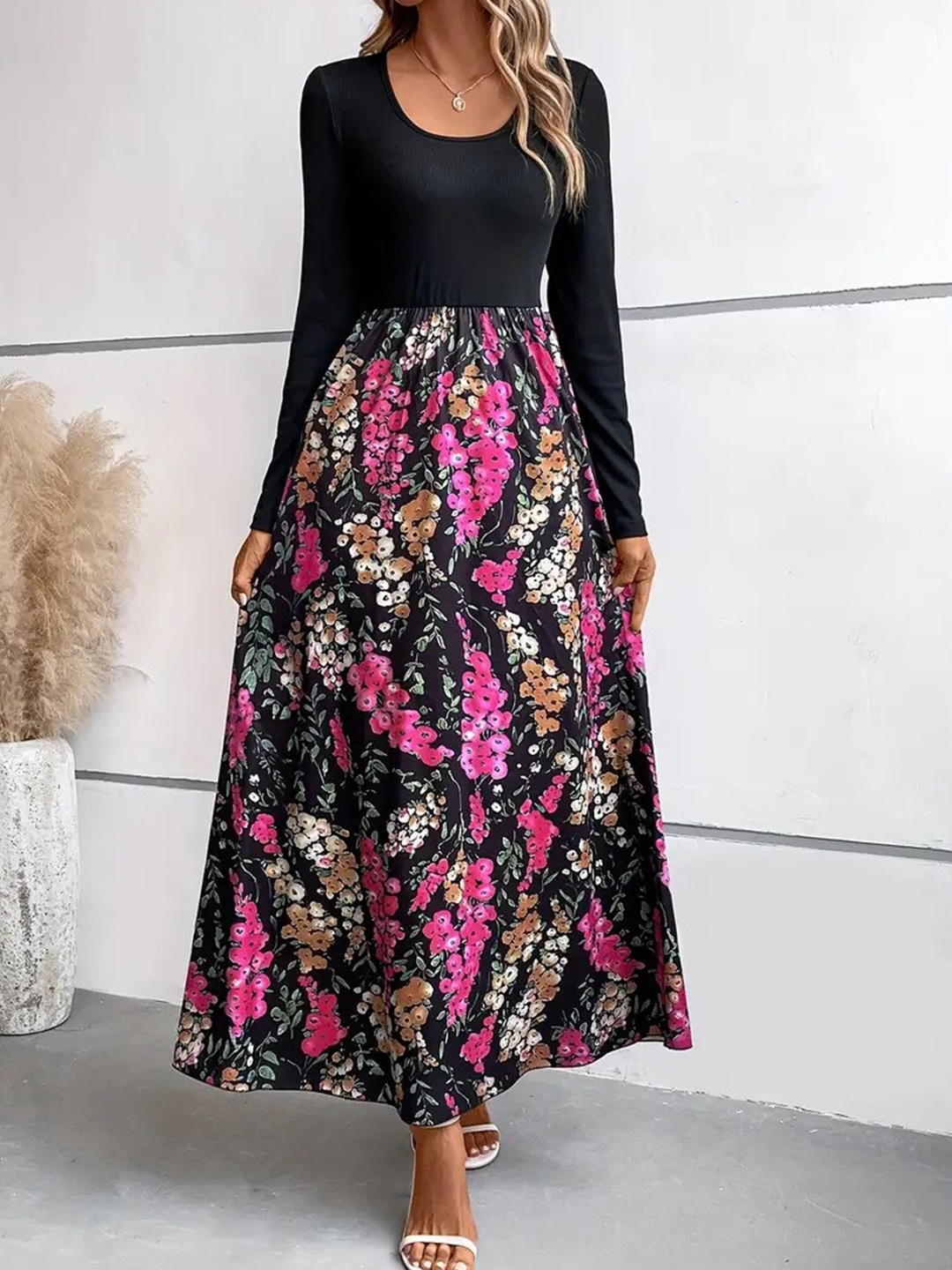 

Stylecast X KPOP Black Floral Printed Round Neck Maxi Dress
