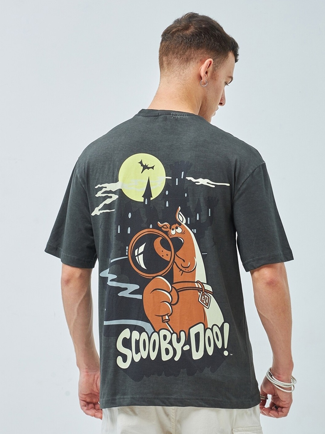 

Bewakoof Grey Scooby Doo Printed Oversized Drop Shoulder Sleeves Pure Cotton T-shirt