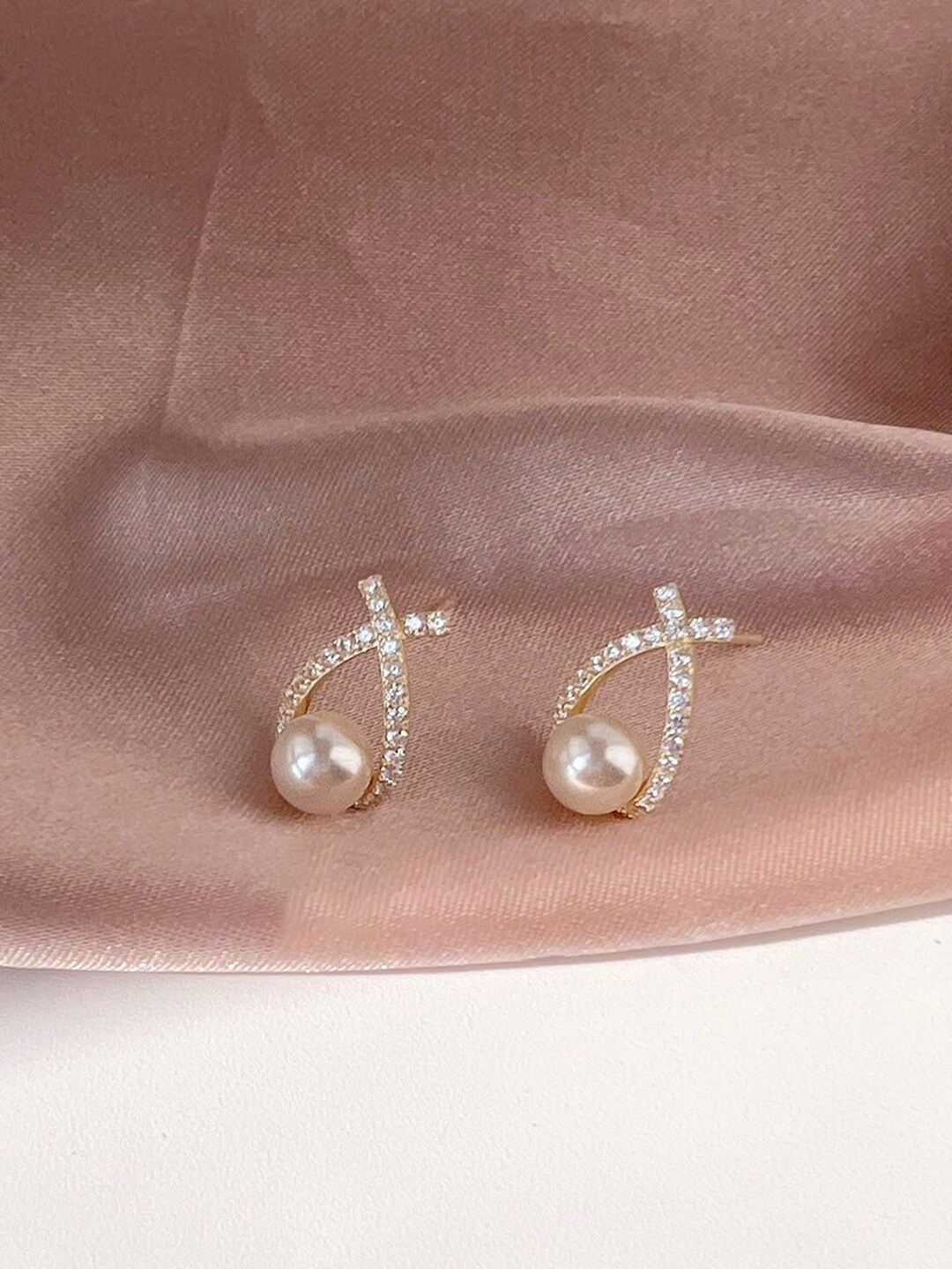VAGHBHATT Gold-Plated Stone Studded Pearl-Beaded Studs Earrings