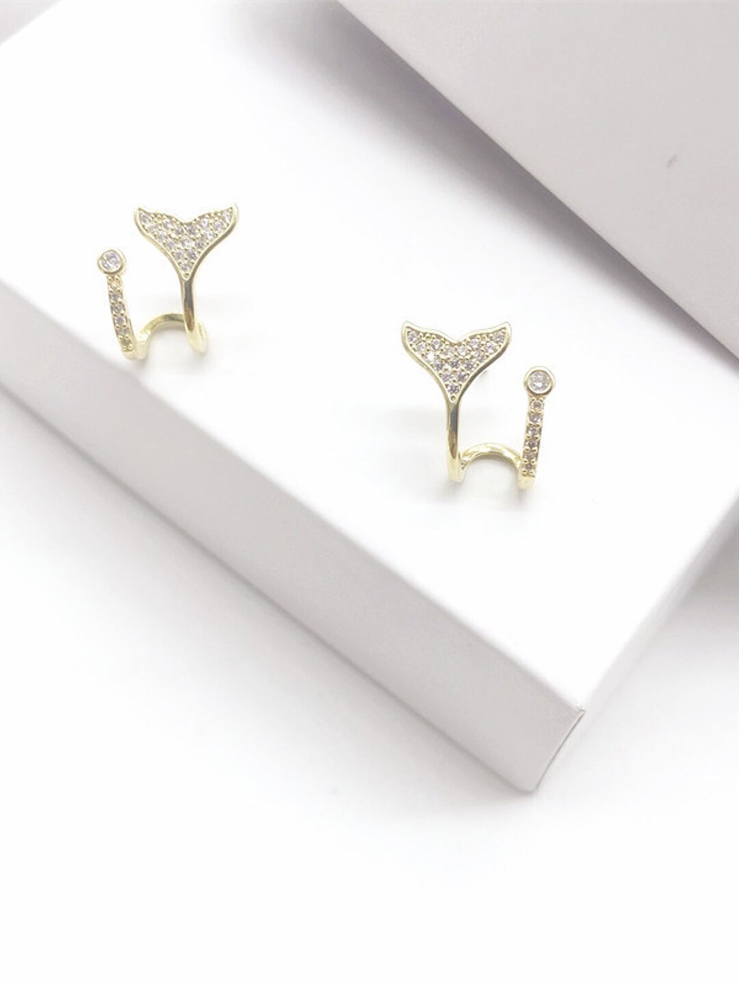

FIMBUL Gold Plated Stone Studded Studs Earrings