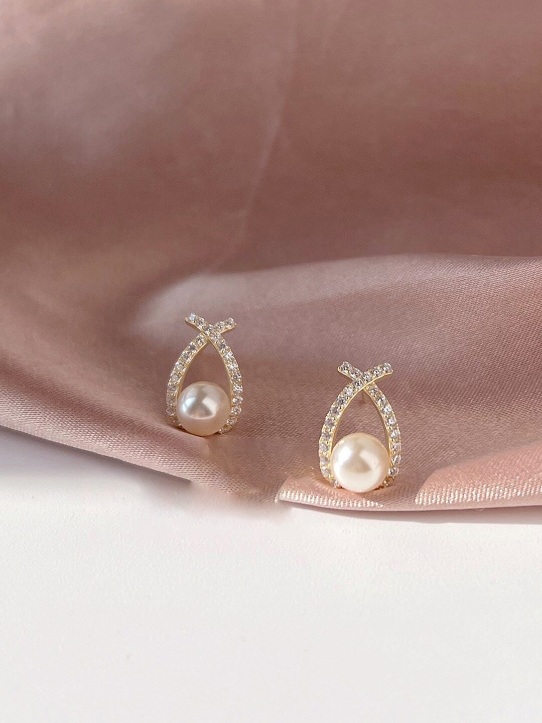 

FIMBUL Gold Plated Rhinestone Studded & Beads Stud Earrings