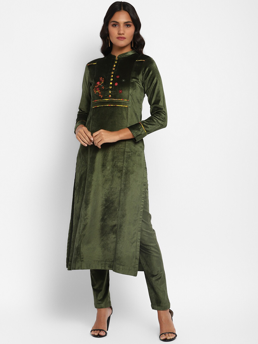 

STADO Floral Yoke Design Regular Thread Work Velvet Kurta with Trousers, Green