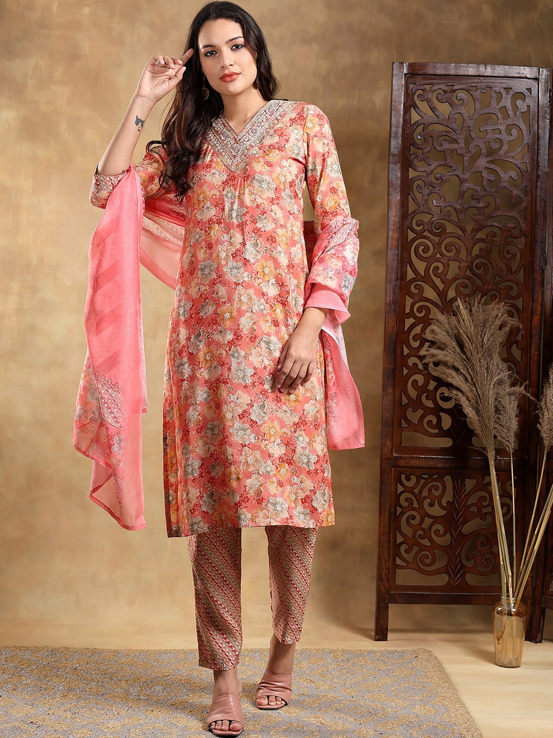 

BAESD Floral Printed Regular Thread Work Kurta With Trousers & Dupatta, Peach