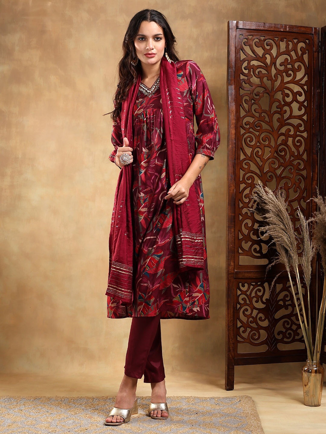 

BAESD Floral Printed Thread Work Kurta with Trousers & Dupatta, Maroon