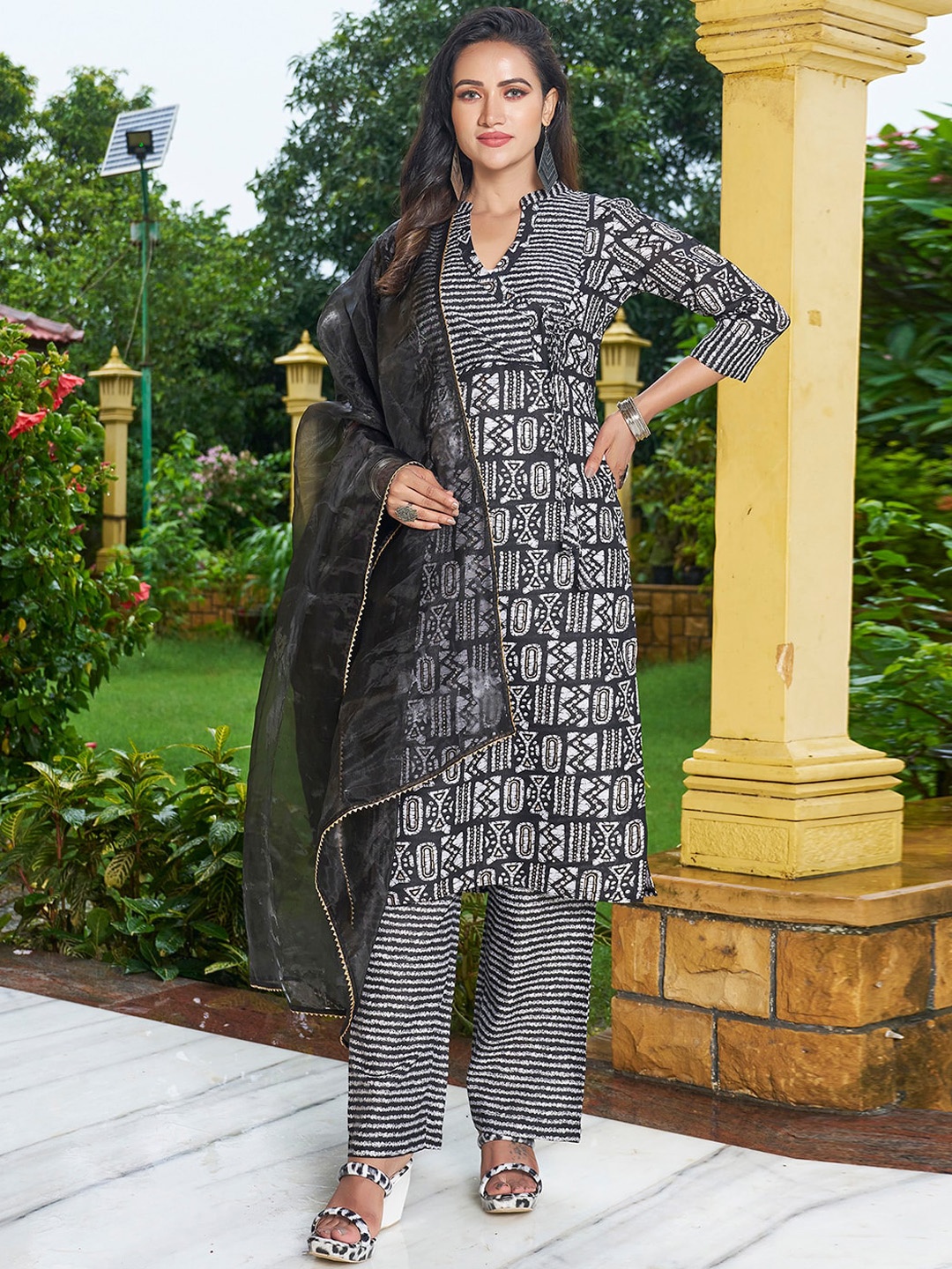 

SKYLEE Women Black Printed Regular Kurta with Trousers & With Dupatta