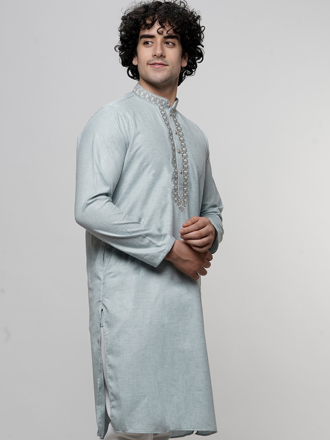 

MAAHI FABS Floral Yoke Design Mandarin Collar Thread Work Straight Kurta, Blue