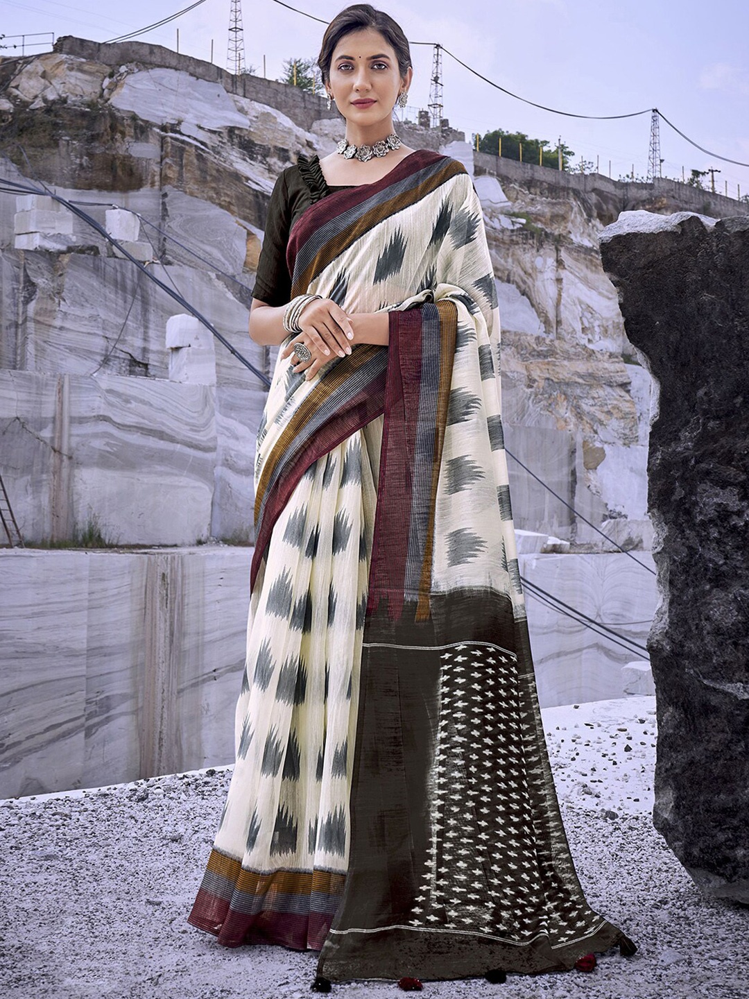 

Satrani Abstract Printed Saree, Cream