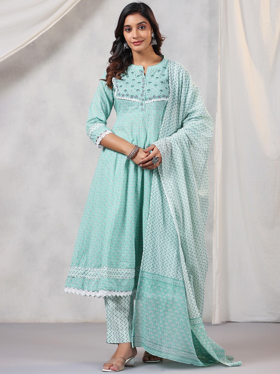 

Amirah s Floral Printed Regular Gotta Patti Pure Cotton Kurta With Trousers & Dupatta, Green