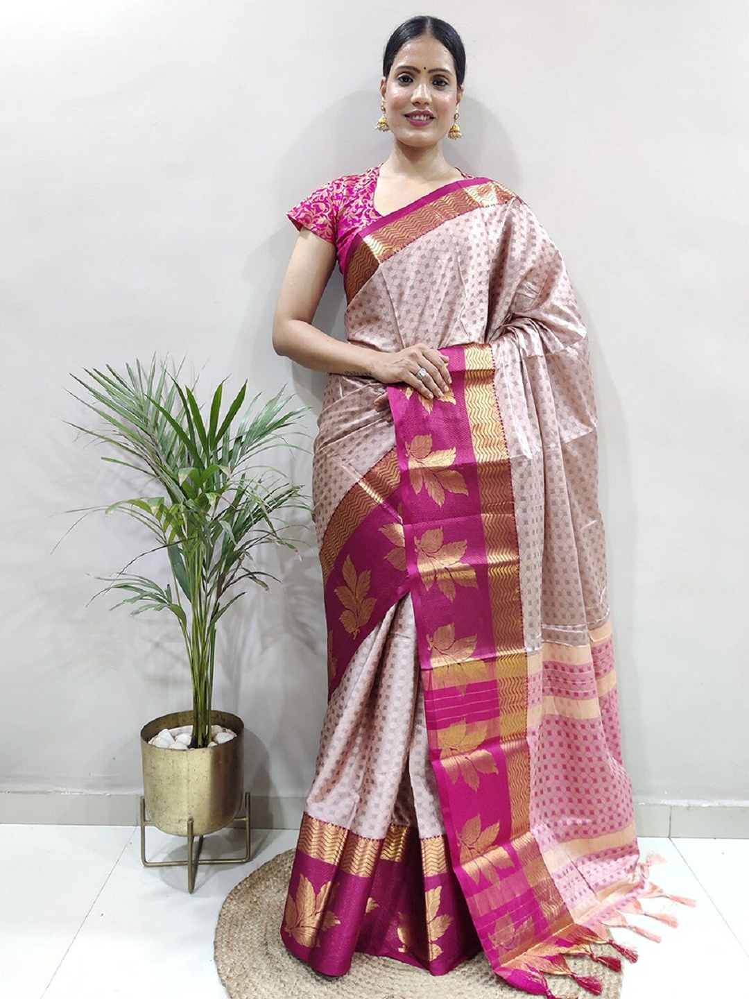 

APNISHA Geometric Woven Design Zari Banarasi Saree, Off white