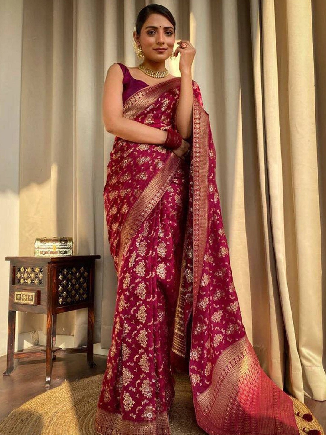 

APNISHA Ethnic Motifs Woven Design Zari Banarasi Saree, Maroon
