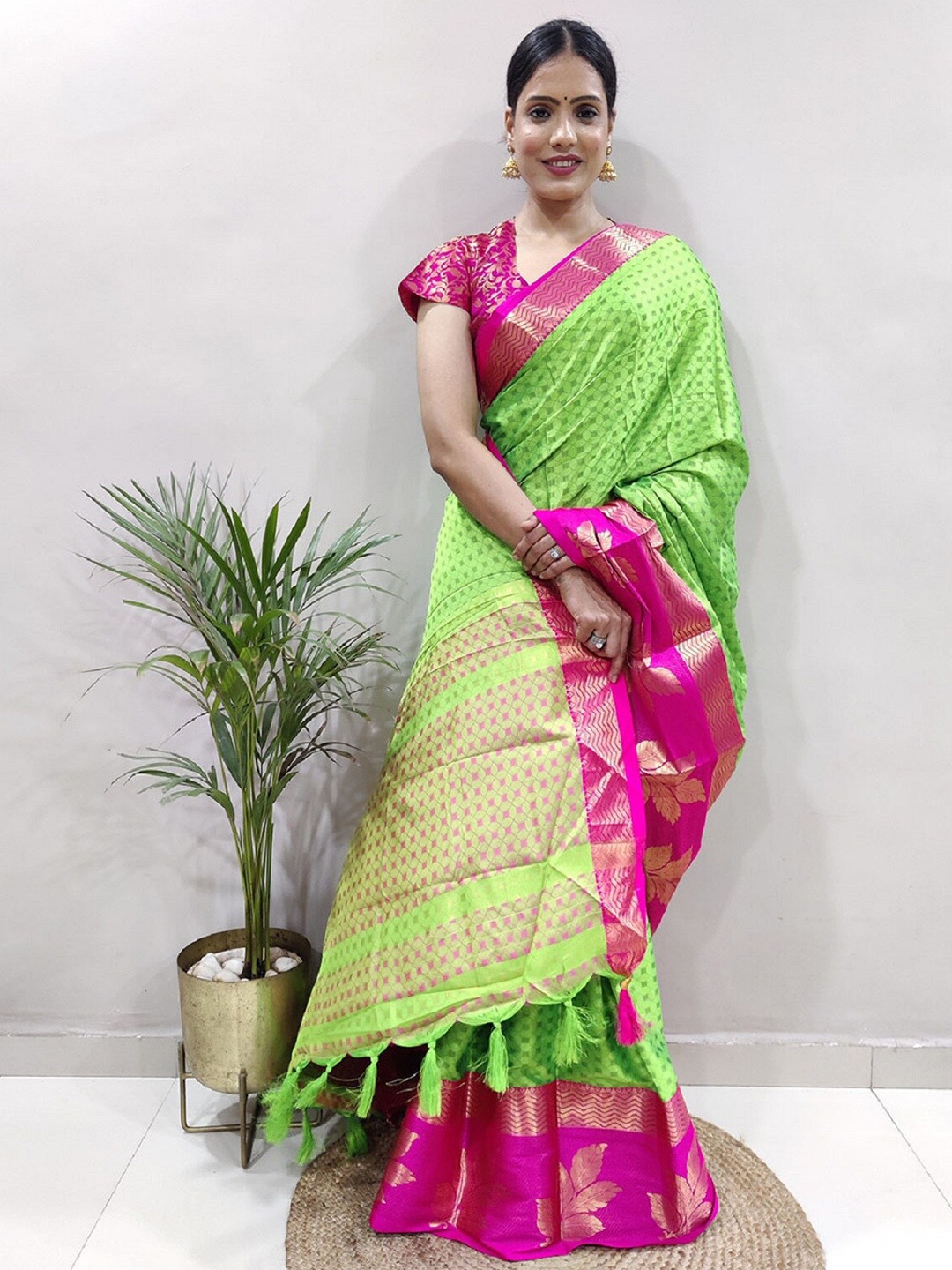 

APNISHA Geometric Woven Design Zari Banarasi Saree, Lime green