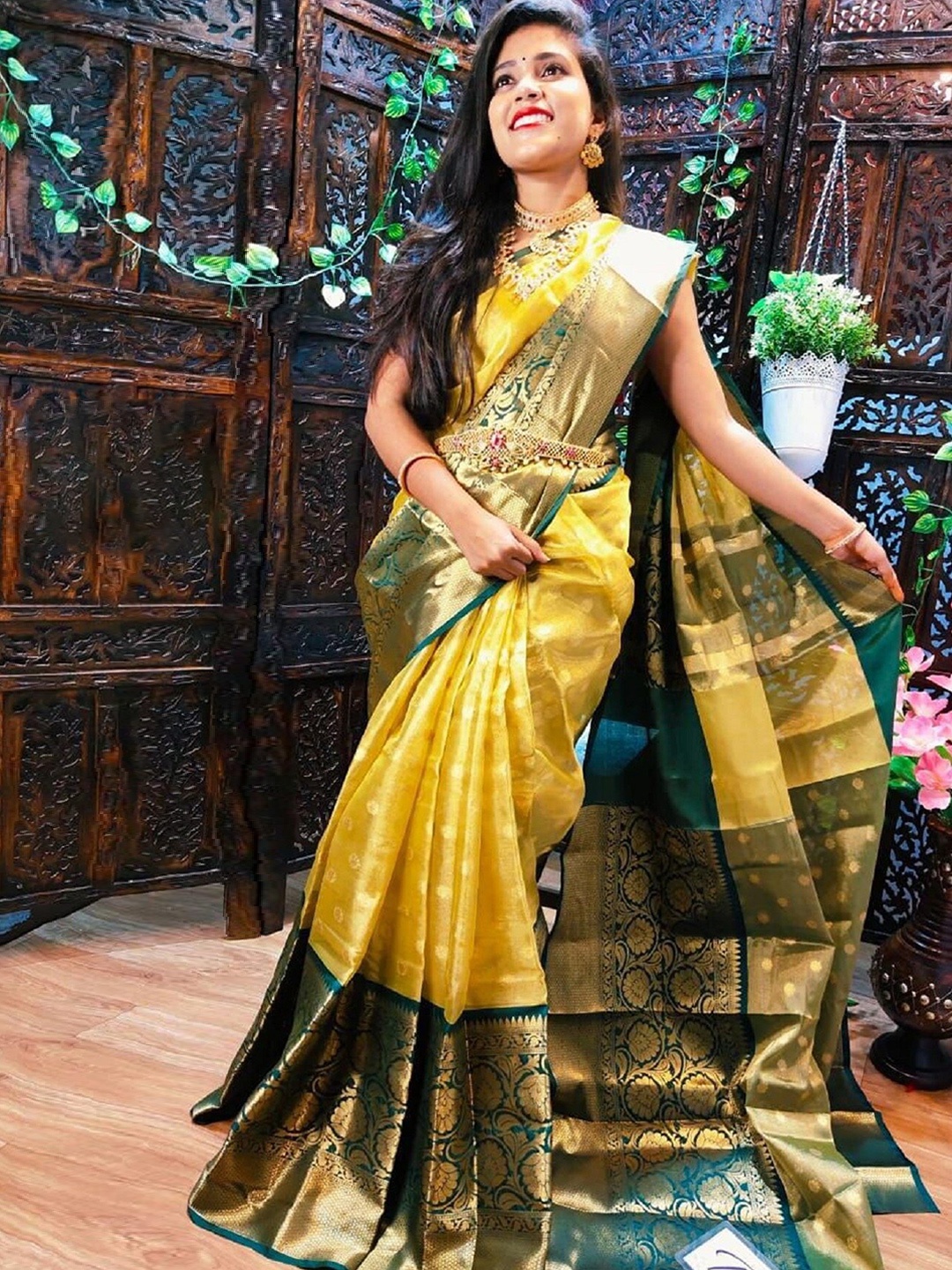 

APNISHA Ethnic Motifs Woven Design Zari Banarasi Saree, Green
