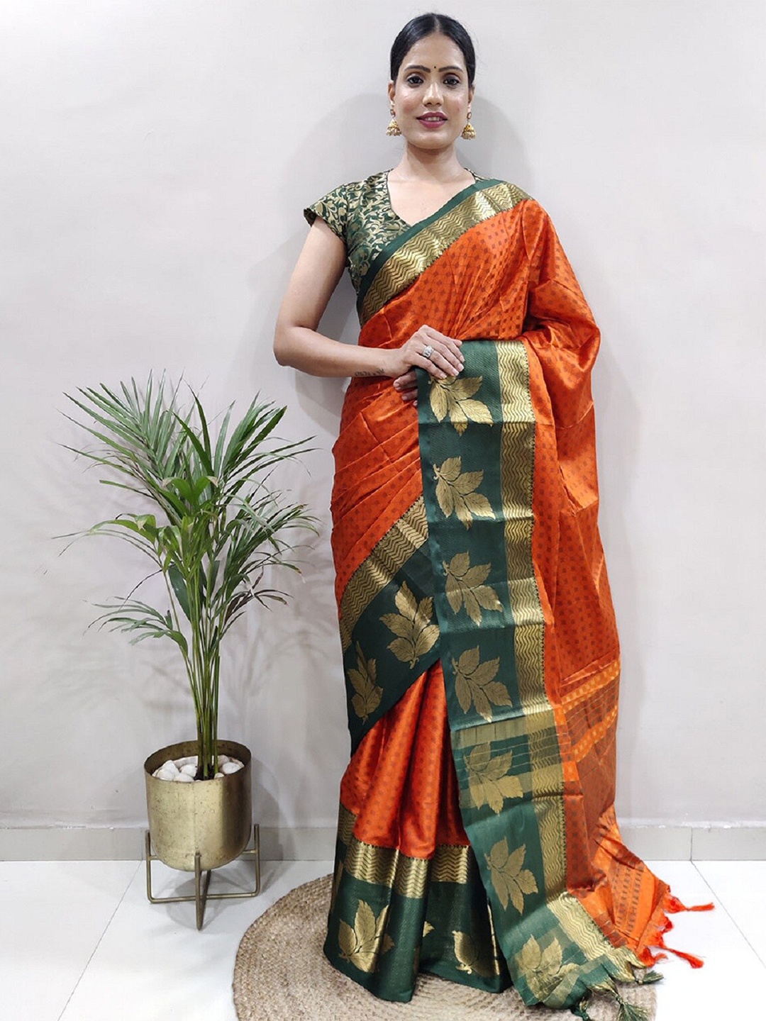 

APNISHA Geometric Woven Design Zari Banarasi Saree, Orange