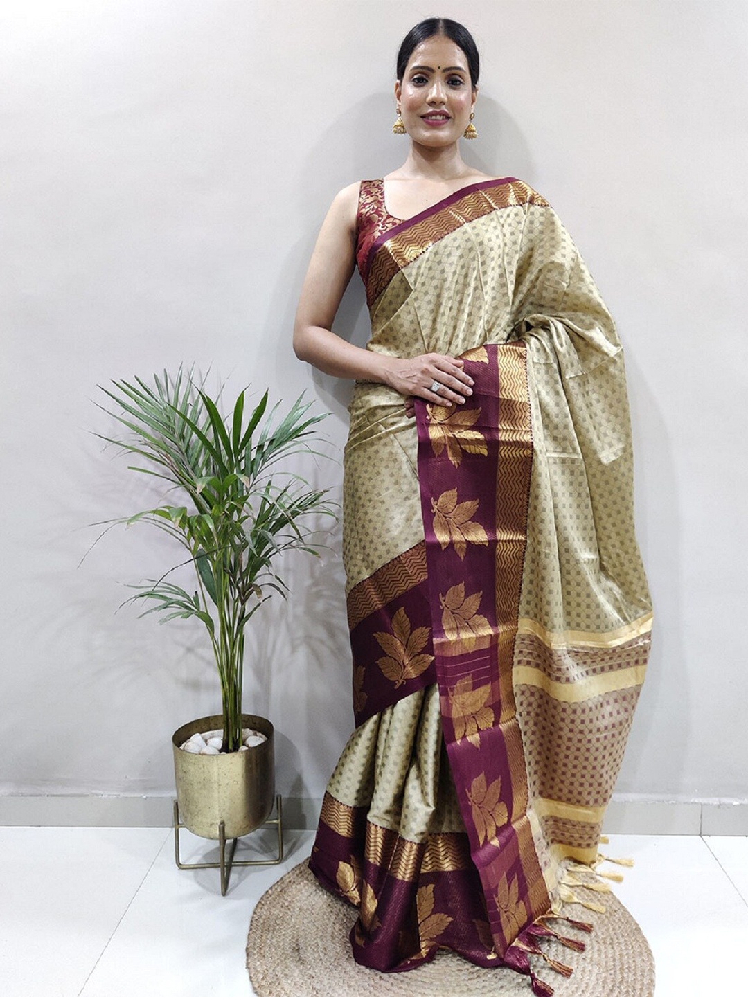 

APNISHA Ethnic Motifs Woven Design Zari Banarasi Saree, Off white