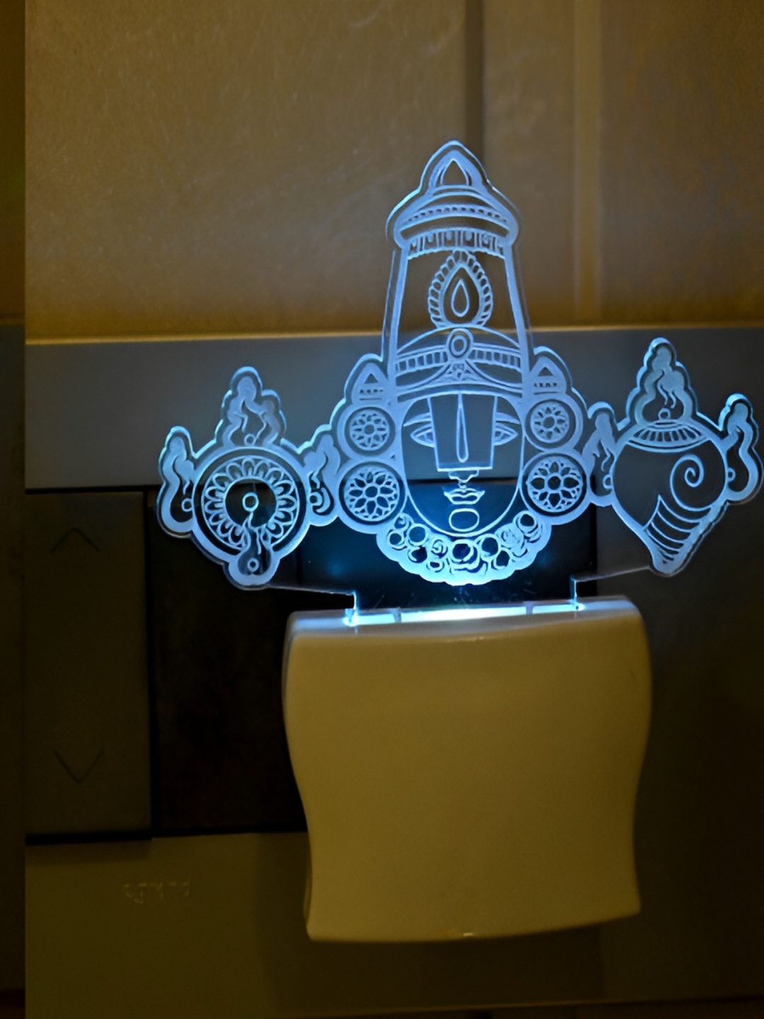 

Afast Transparent & White Abstract Shaped Wall Lamp